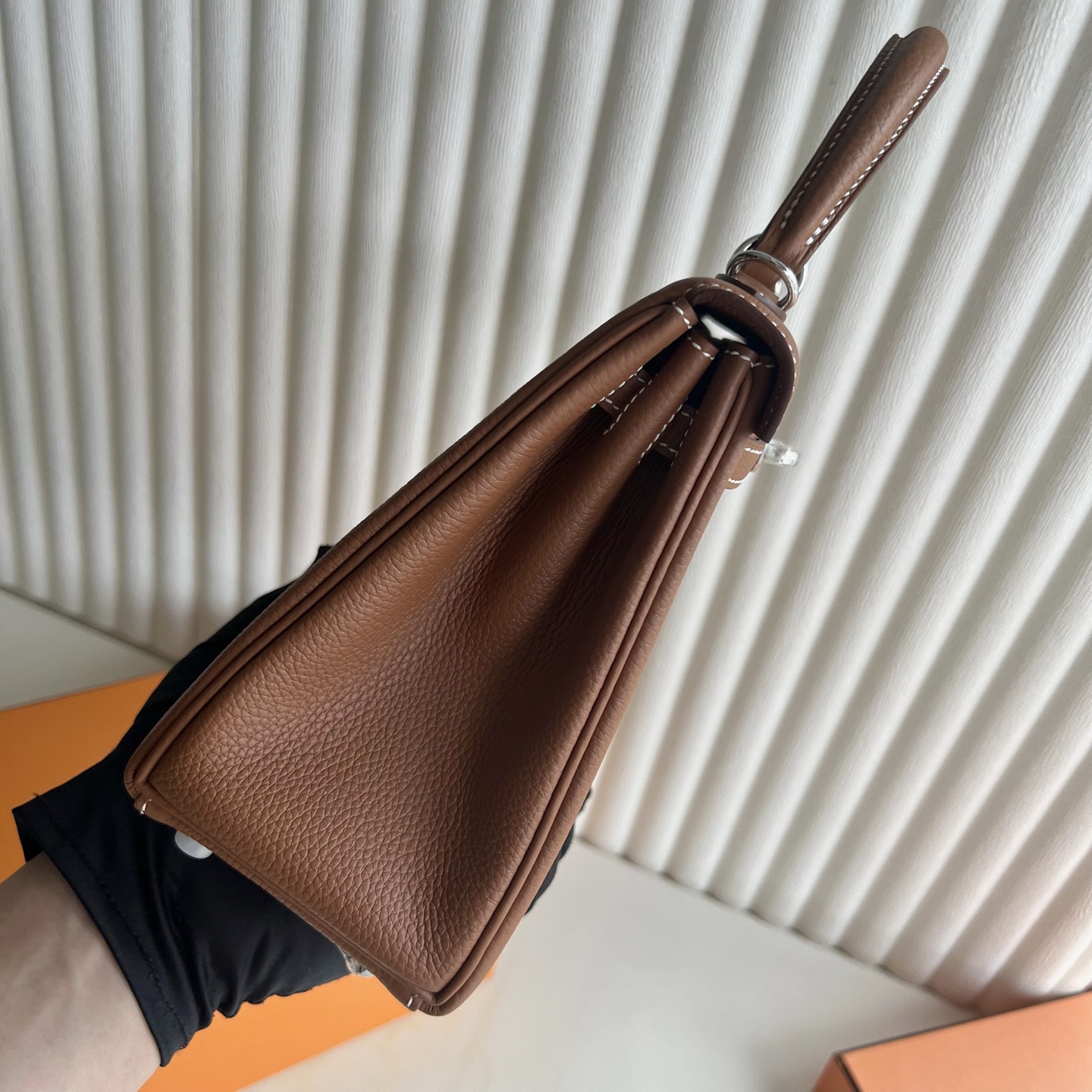 Kelly 25cm Togo Original calfskin imported from Germany Color: Ck37 golden brown Gold Fully handmade wax stitching Silver buckle Stock - Image 9