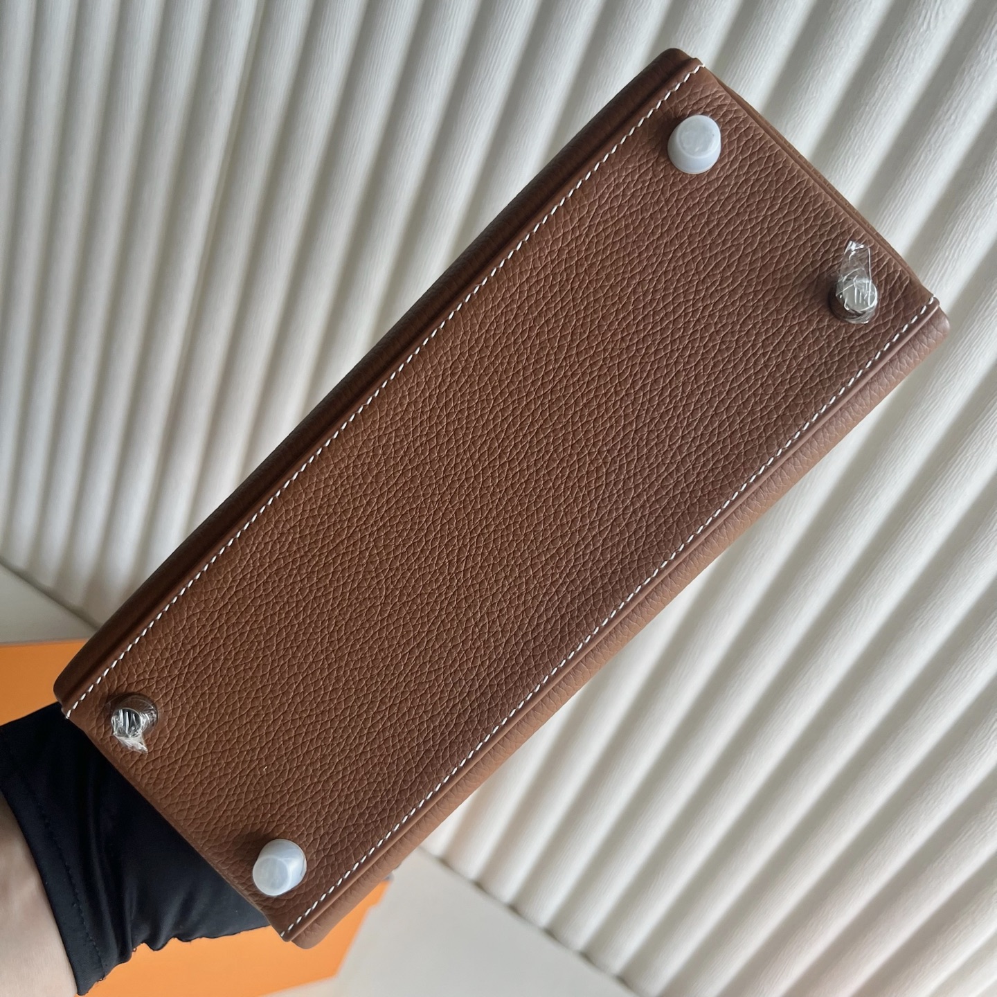 Kelly 25cm Togo Original calfskin imported from Germany Color: Ck37 golden brown Gold Fully handmade wax stitching Silver buckle Stock - Image 10
