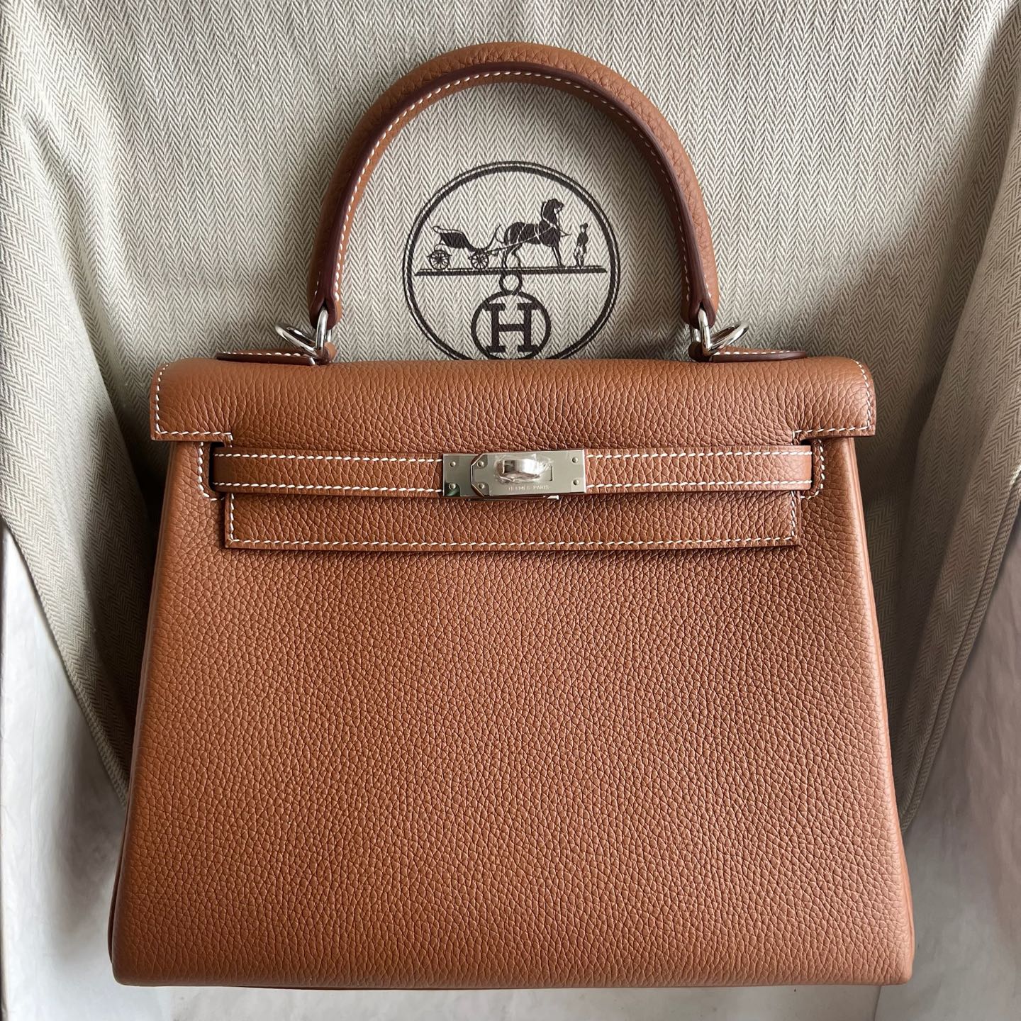 Kelly 25cm Togo Original calfskin imported from Germany Color: Ck37 golden brown Gold Fully handmade wax stitching Silver buckle Stock - Image 11