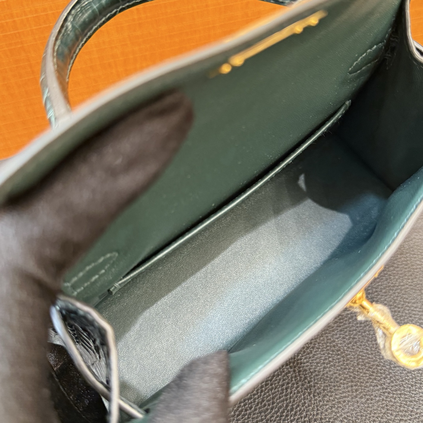 Kelly Mini Glossy American Alligator Color: V0 Rousseau Green Gold Buckle Fully Handmade Wax Thread Sewing Shiny Alligator Crocodile Ghw Stock - Image 9