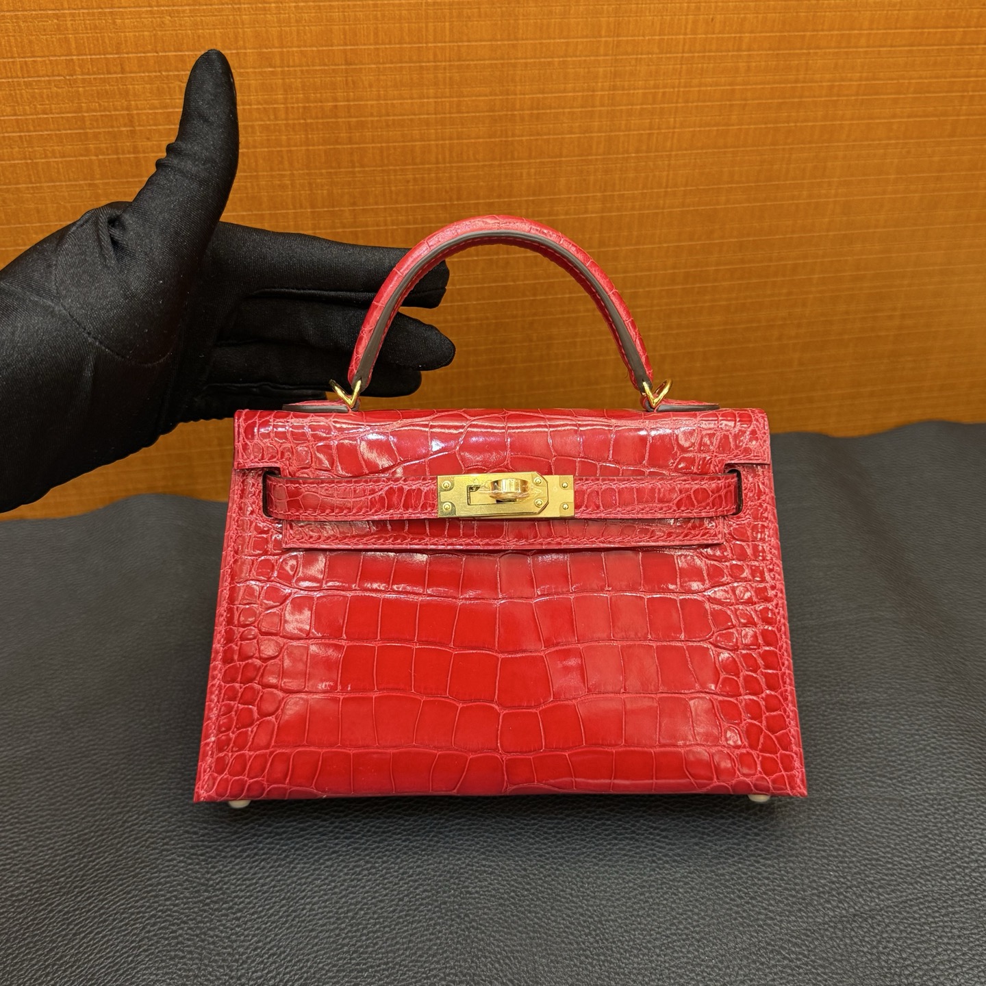 Kelly Mini Glossy American Alligator Color: Ck95 Ferrari red, gold buckle, fully handmade wax stitching Shiny Alligator Crocodile Ghw Stock