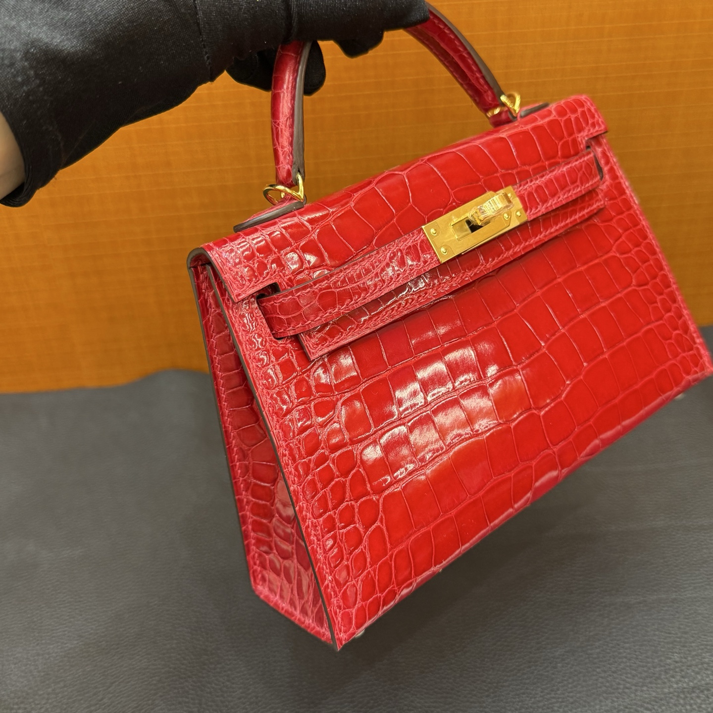 Kelly Mini Glossy American Alligator Color: Ck95 Ferrari red, gold buckle, fully handmade wax stitching Shiny Alligator Crocodile Ghw Stock - Image 2