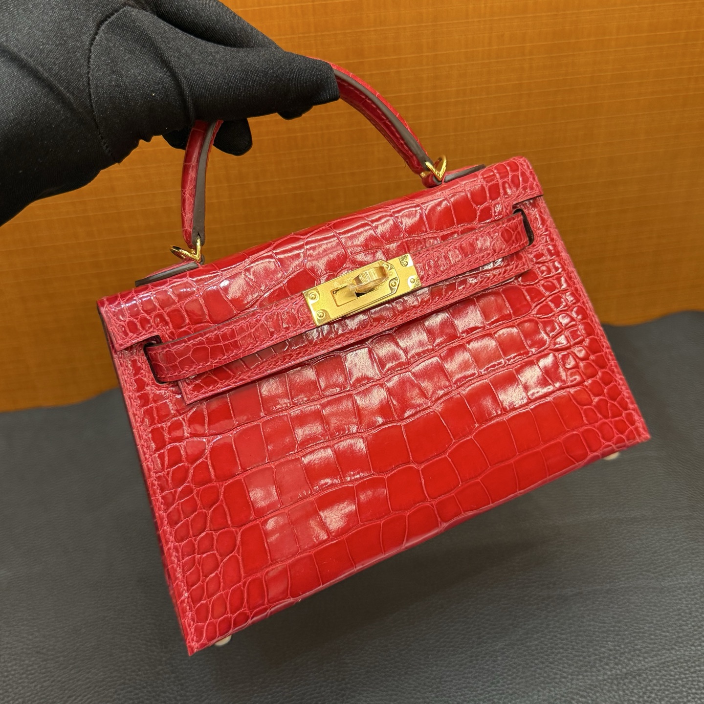 Kelly Mini Glossy American Alligator Color: Ck95 Ferrari red, gold buckle, fully handmade wax stitching Shiny Alligator Crocodile Ghw Stock - Image 3