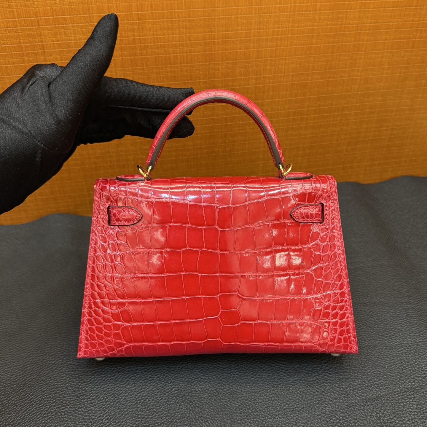 Kelly Mini Glossy American Alligator Color: Ck95 Ferrari red, gold buckle, fully handmade wax stitching Shiny Alligator Crocodile Ghw Stock - Image 5