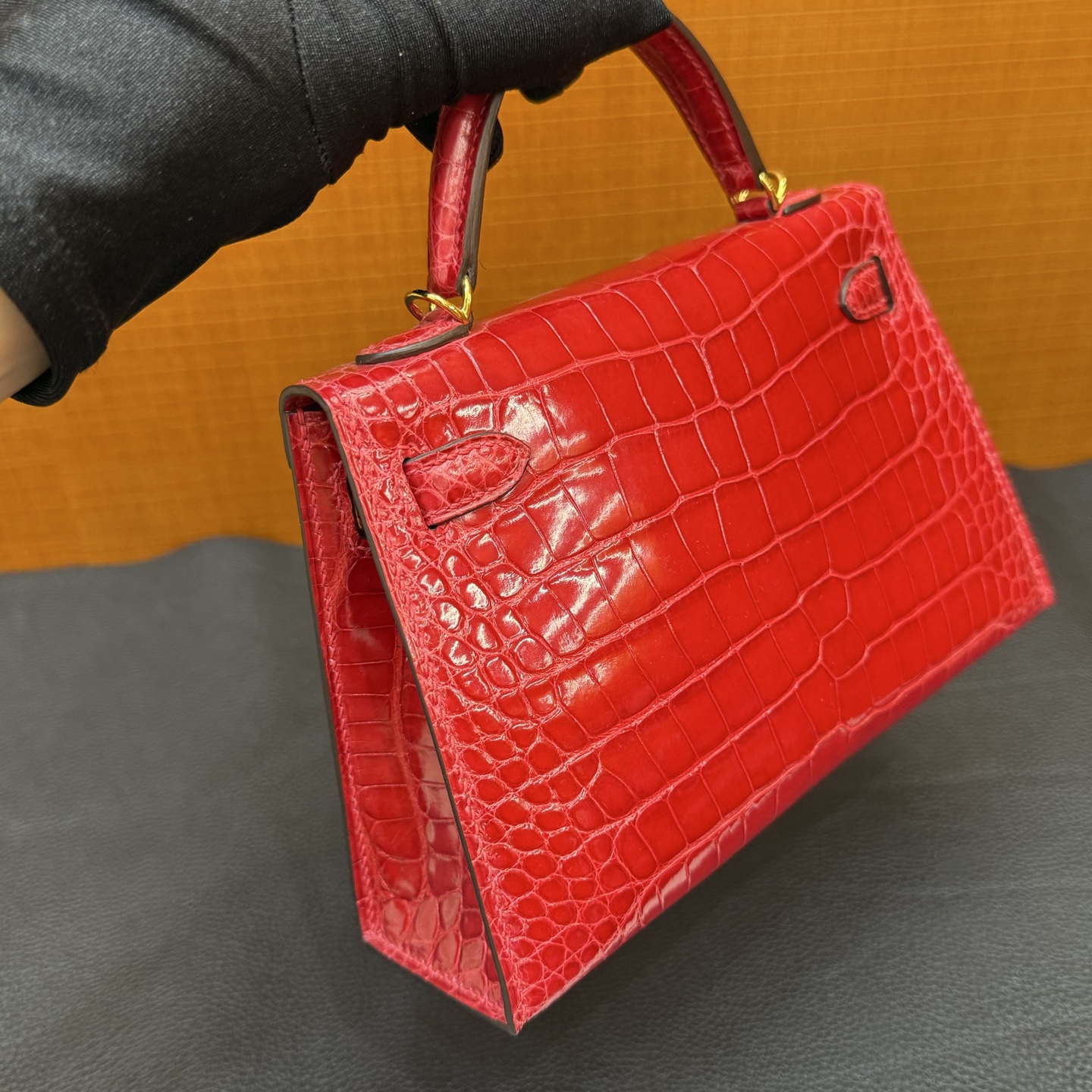 Kelly Mini Glossy American Alligator Color: Ck95 Ferrari red, gold buckle, fully handmade wax stitching Shiny Alligator Crocodile Ghw Stock - Image 6