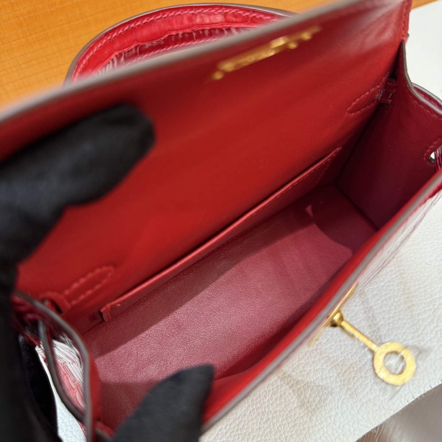 Kelly Mini Glossy American Alligator Color: Ck95 Ferrari red, gold buckle, fully handmade wax stitching Shiny Alligator Crocodile Ghw Stock - Image 9