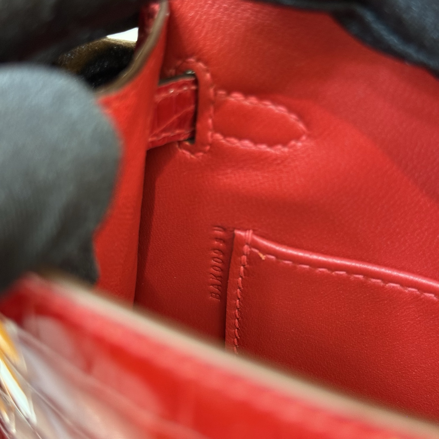 Kelly Mini Glossy American Alligator Color: Ck95 Ferrari red, gold buckle, fully handmade wax stitching Shiny Alligator Crocodile Ghw Stock - Image 10