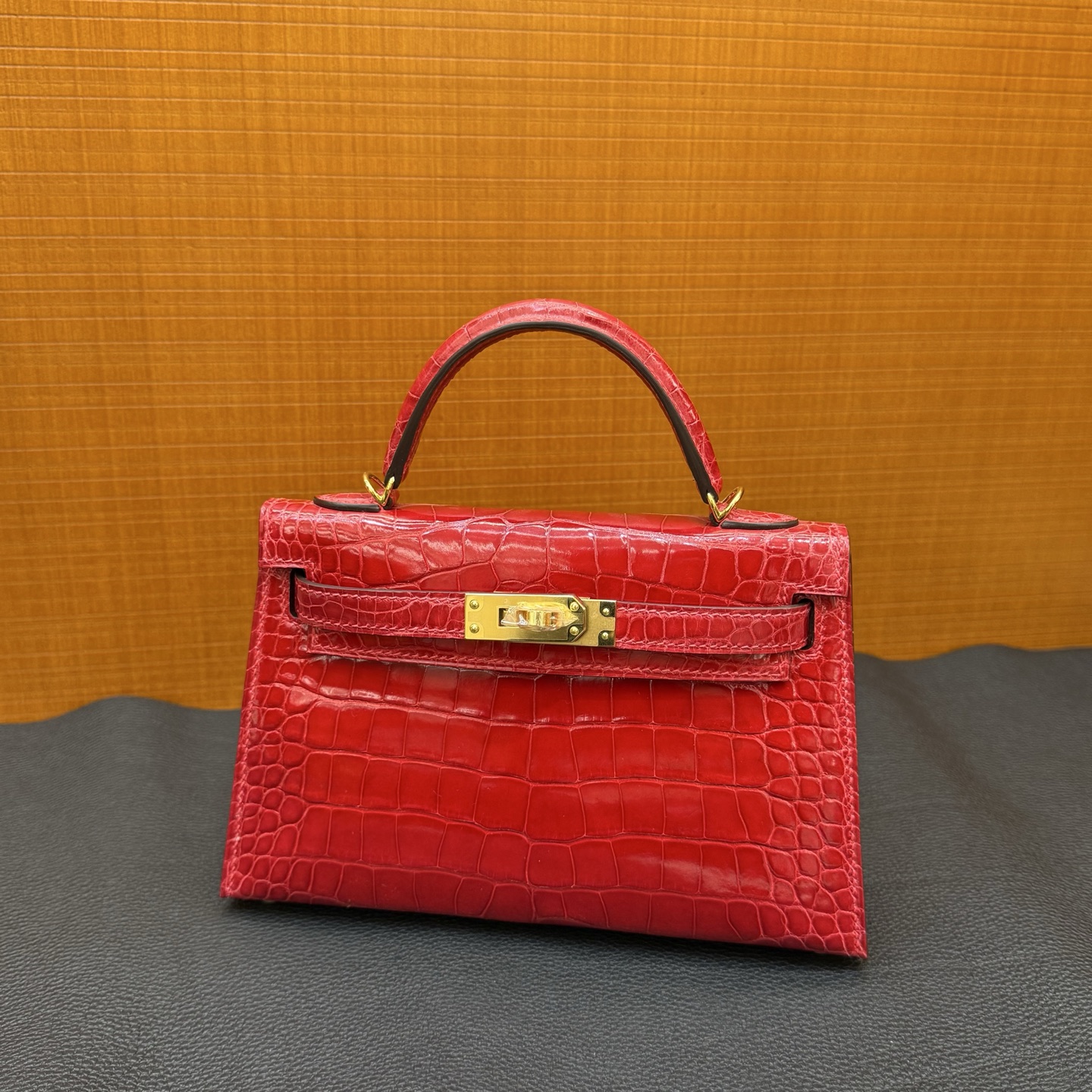 Kelly Mini Glossy American Alligator Color: Ck95 Ferrari red, gold buckle, fully handmade wax stitching Shiny Alligator Crocodile Ghw Stock - Image 11