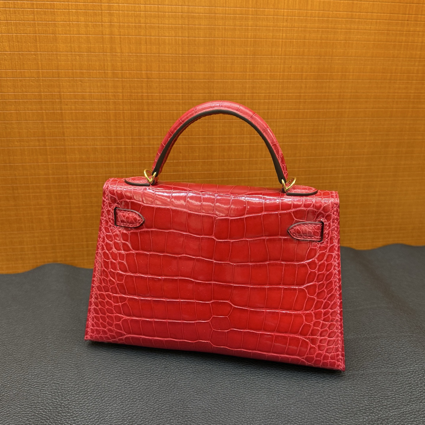 Kelly Mini Glossy American Alligator Color: Ck95 Ferrari red, gold buckle, fully handmade wax stitching Shiny Alligator Crocodile Ghw Stock - Image 12