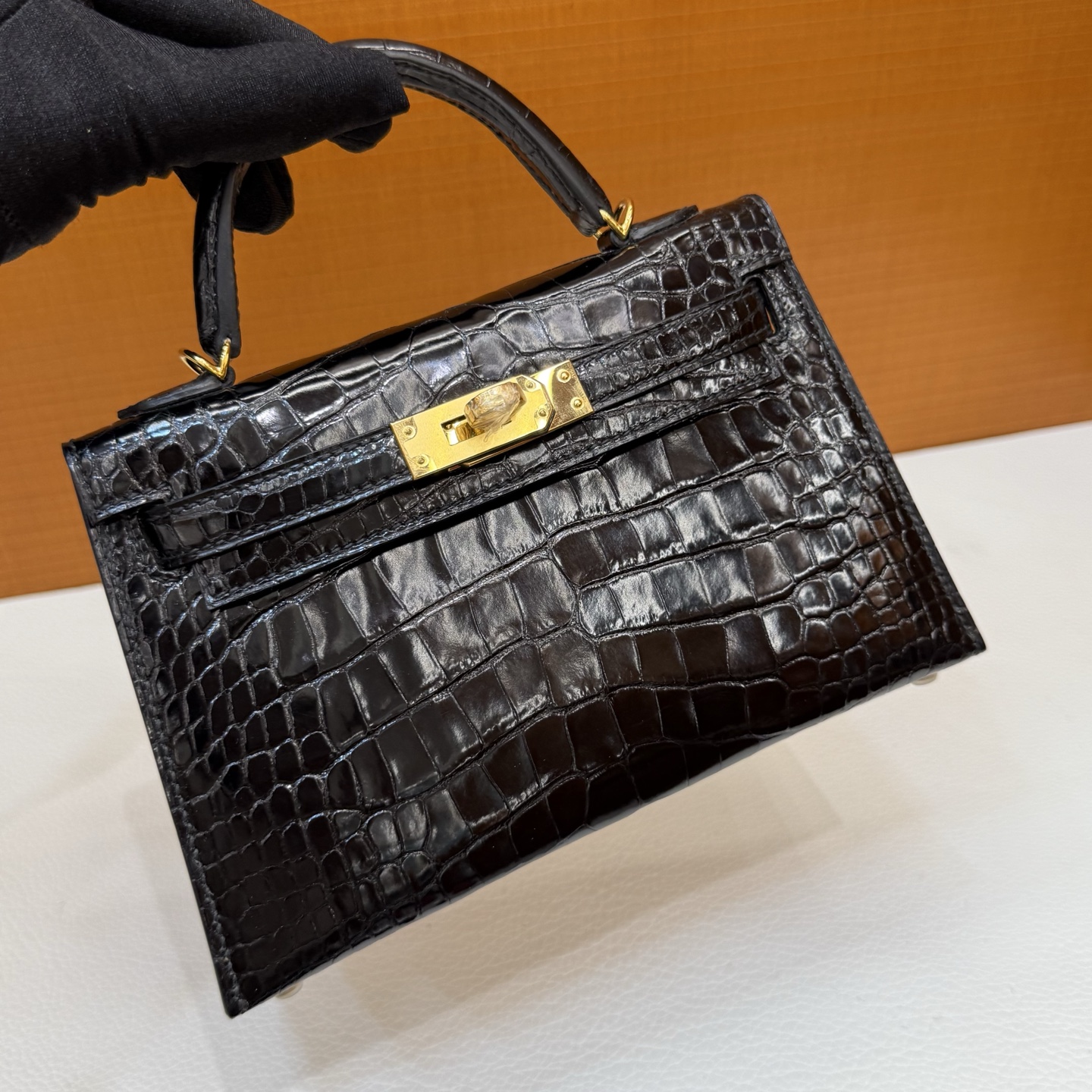 Kelly Mini Glossy American Alligator Color: Ck89 black Noir gold buckle, fully handmade wax stitching Shiny Alligator Crocodile Ghw Stock - Image 4