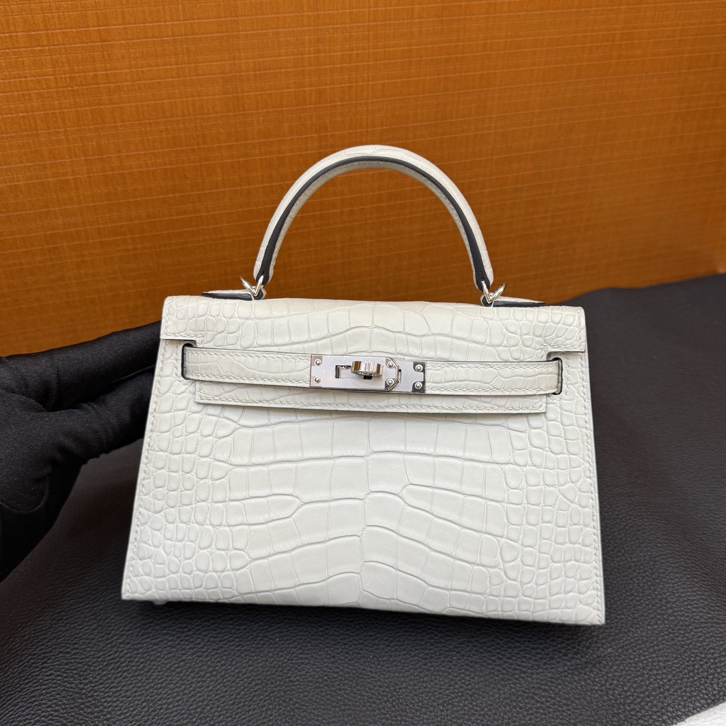 Kelly Mini 19cm Matte American Alligator Color: 0W ice crystal gray, silver buckle, fully handmade wax stitching Matte Alligator Crocodile Phw Stock