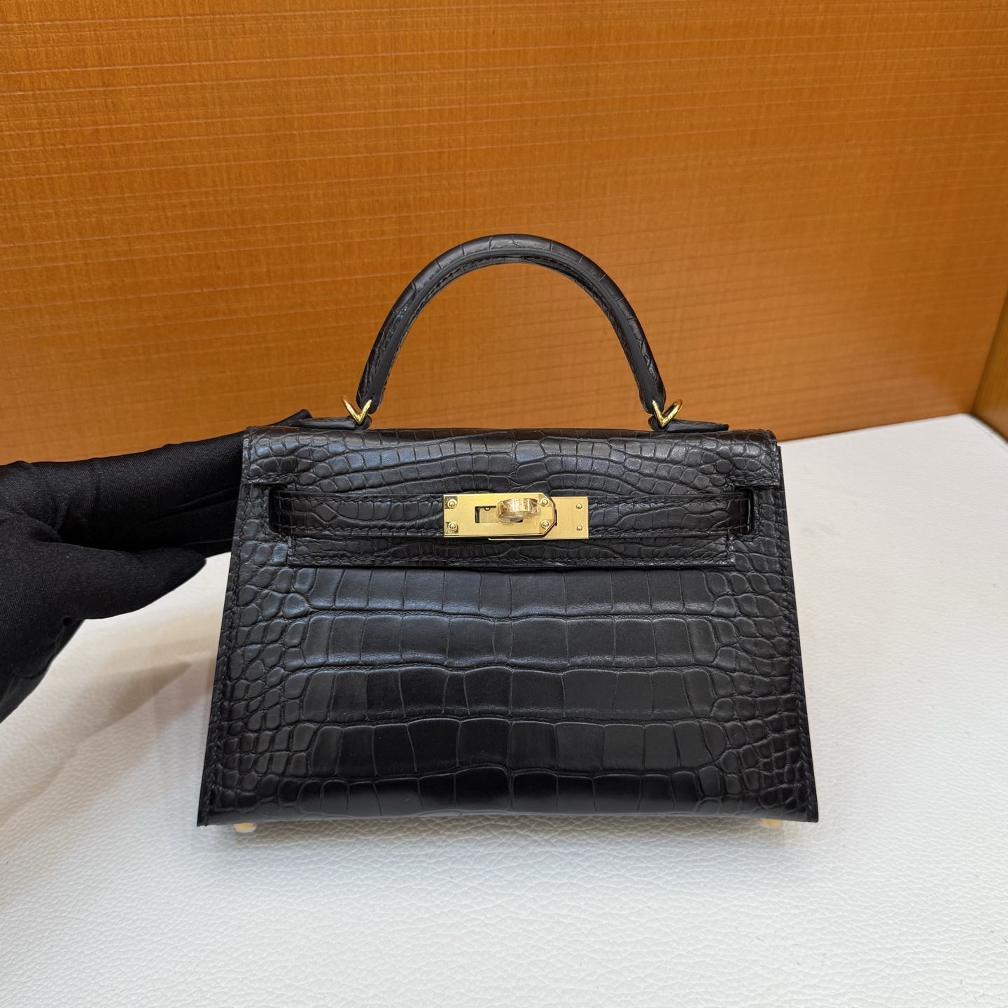 Kelly Mini 19cm Matte American Alligator Color: 89 black Noir gold buckle, fully handmade wax stitching Matte Alligator Crocodile Ghw Stock