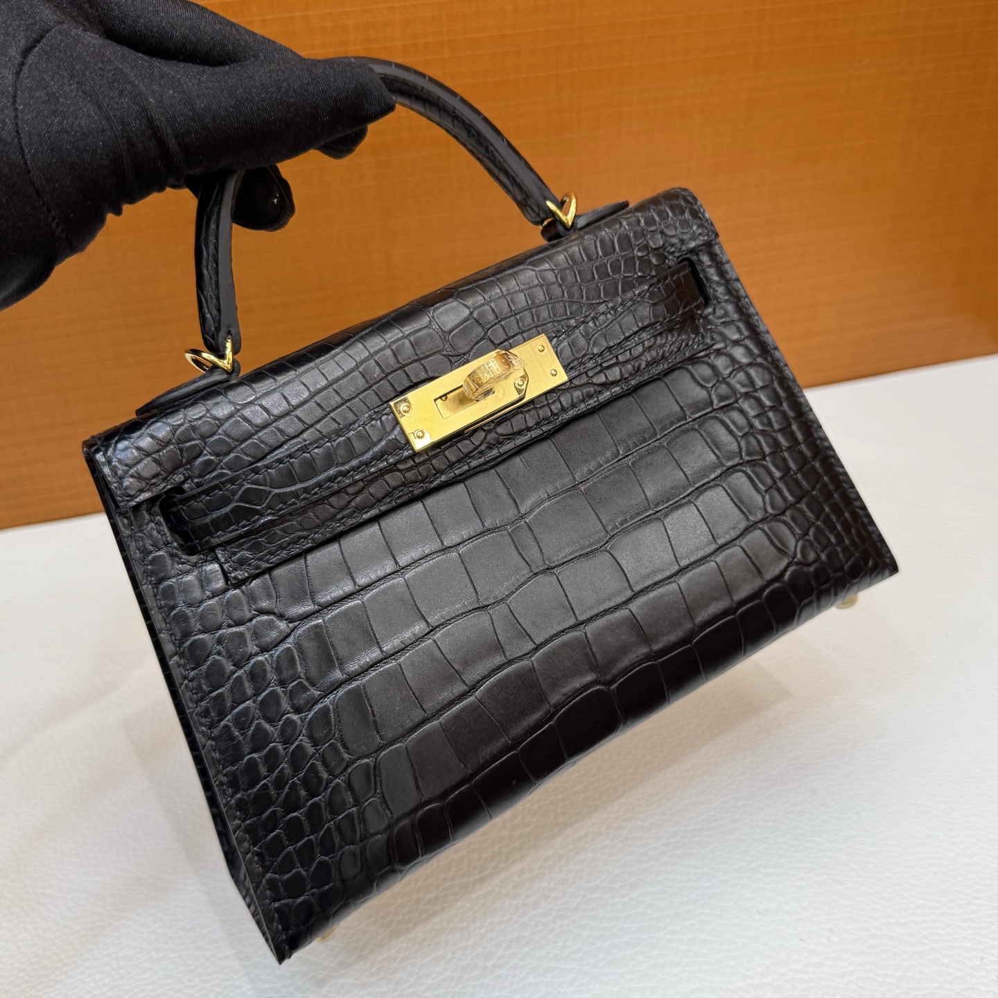 Kelly Mini 19cm Matte American Alligator Color: 89 black Noir gold buckle, fully handmade wax stitching Matte Alligator Crocodile Ghw Stock - Image 4