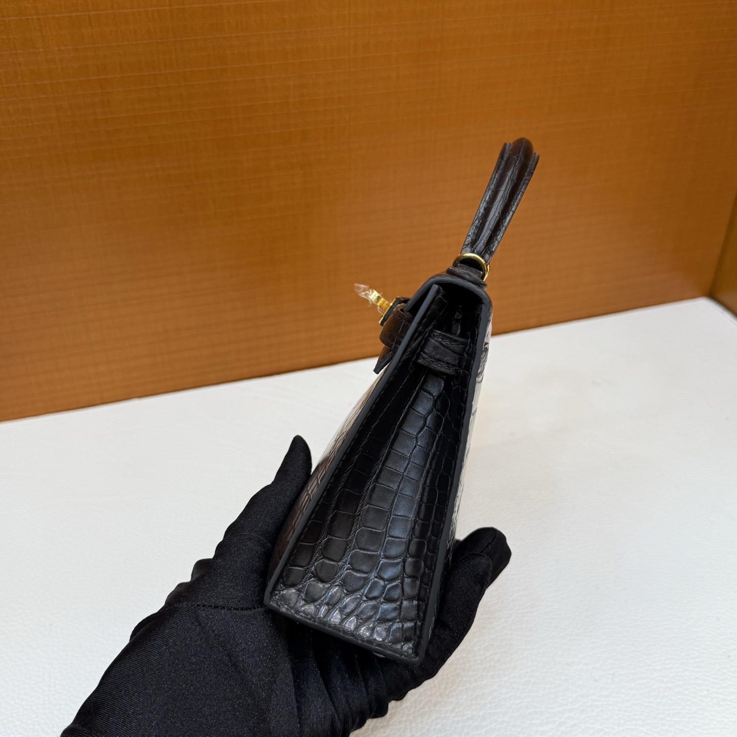 Kelly Mini 19cm Matte American Alligator Color: 89 black Noir gold buckle, fully handmade wax stitching Matte Alligator Crocodile Ghw Stock - Image 5