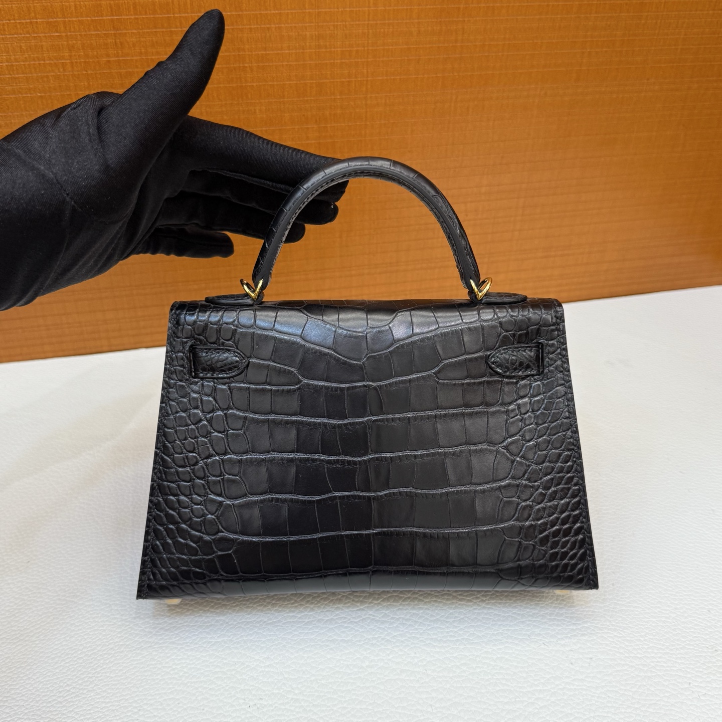 Kelly Mini 19cm Matte American Alligator Color: 89 black Noir gold buckle, fully handmade wax stitching Matte Alligator Crocodile Ghw Stock - Image 6