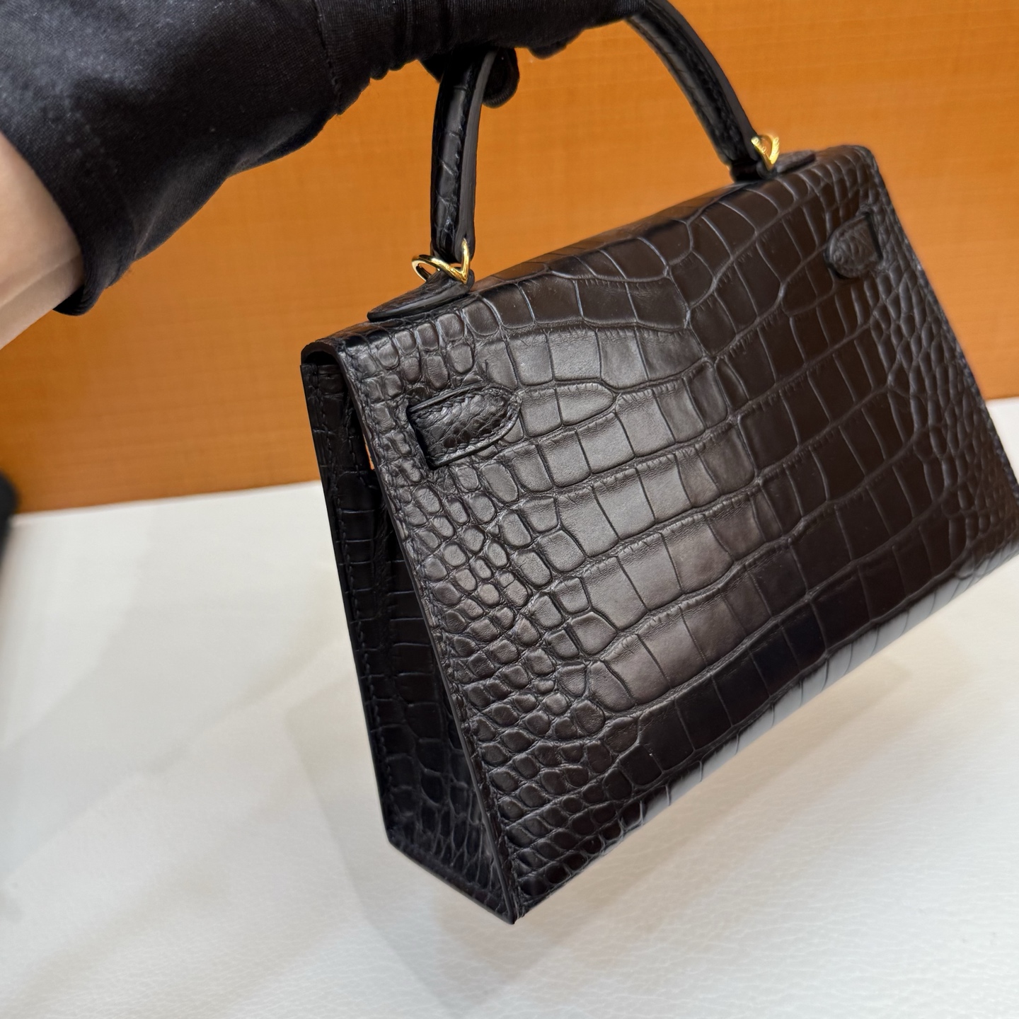 Kelly Mini 19cm Matte American Alligator Color: 89 black Noir gold buckle, fully handmade wax stitching Matte Alligator Crocodile Ghw Stock - Image 8