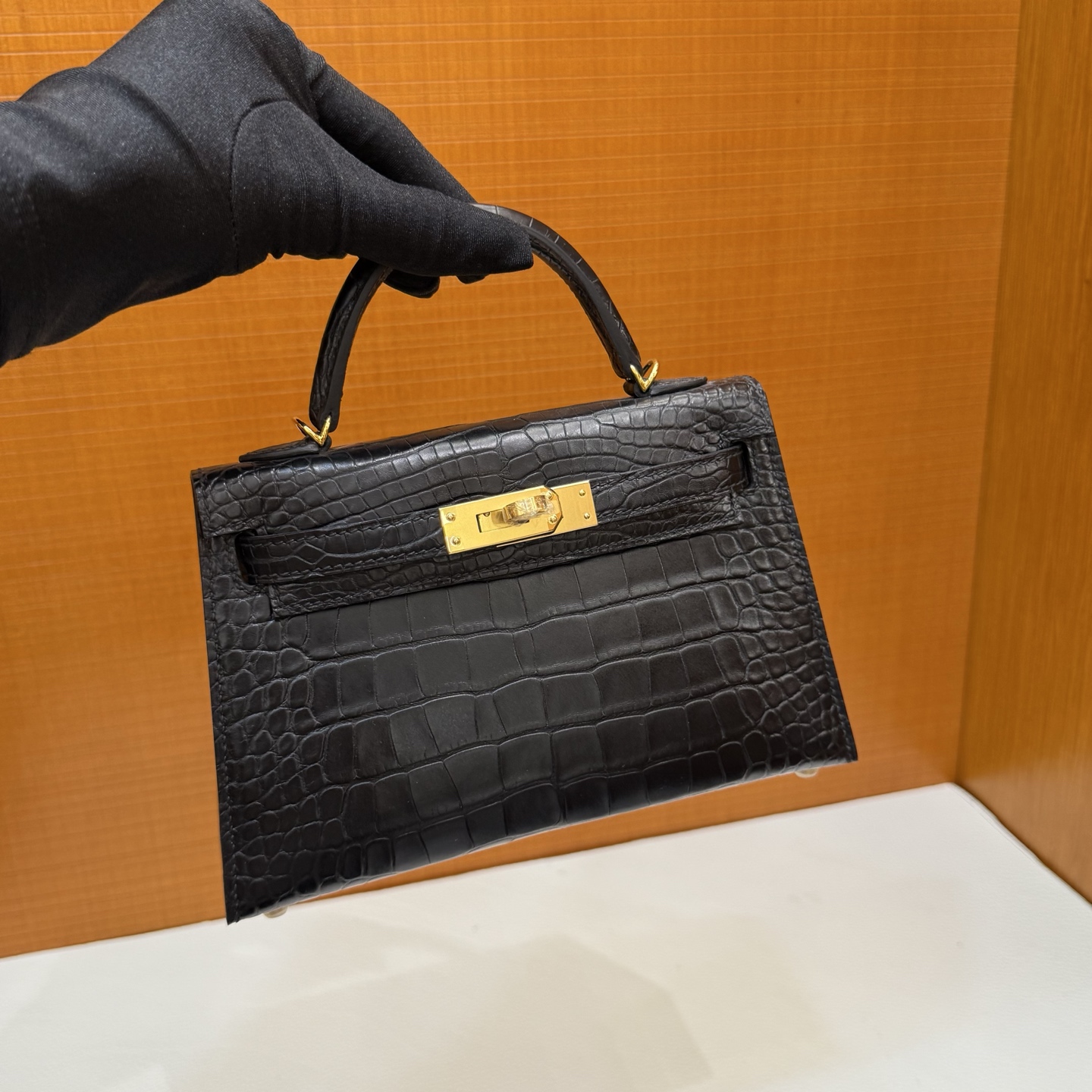 Kelly Mini 19cm Matte American Alligator Color: 89 black Noir gold buckle, fully handmade wax stitching Matte Alligator Crocodile Ghw Stock - Image 10