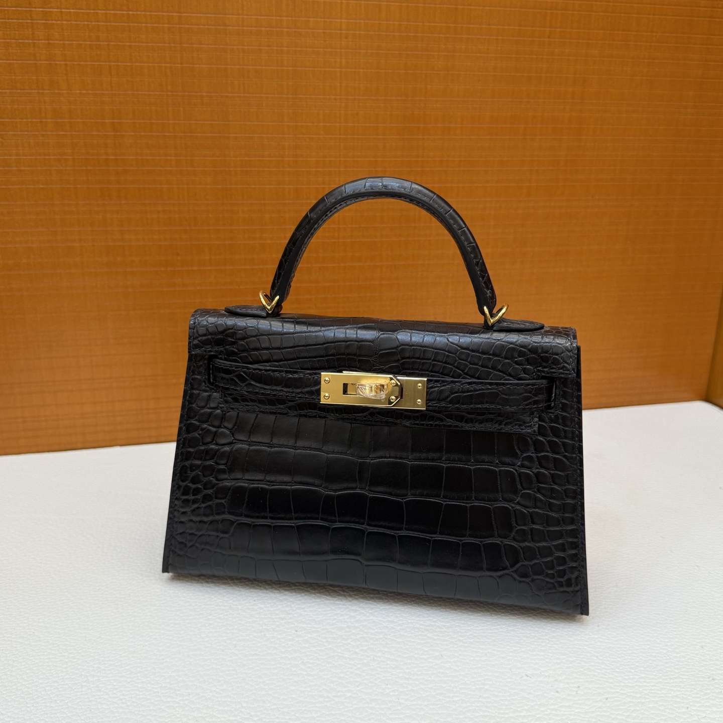 Kelly Mini 19cm Matte American Alligator Color: 89 black Noir gold buckle, fully handmade wax stitching Matte Alligator Crocodile Ghw Stock - Image 13