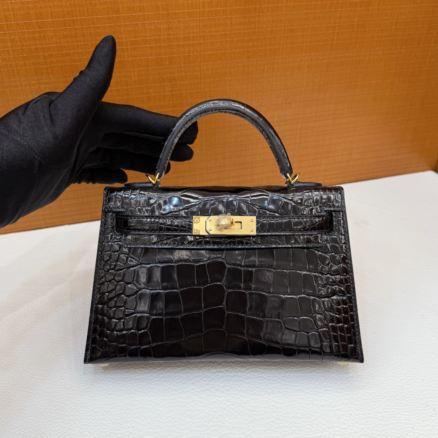 Kelly Mini Glossy American Alligator Color: Ck89 black Noir gold buckle, fully handmade wax stitching Shiny Alligator Crocodile Ghw Stock