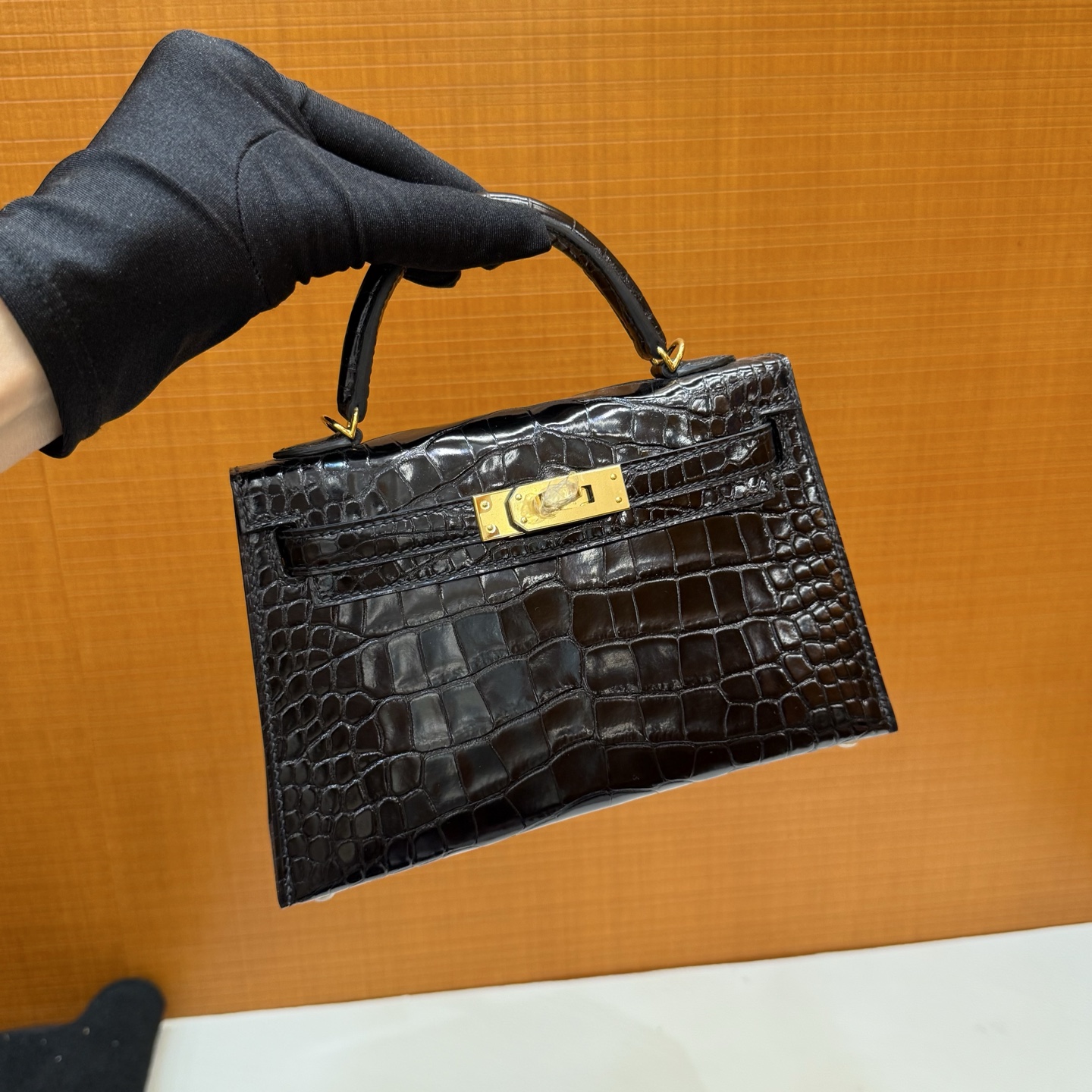 Kelly Mini Glossy American Alligator Color: Ck89 black Noir gold buckle, fully handmade wax stitching Shiny Alligator Crocodile Ghw Stock - Image 9