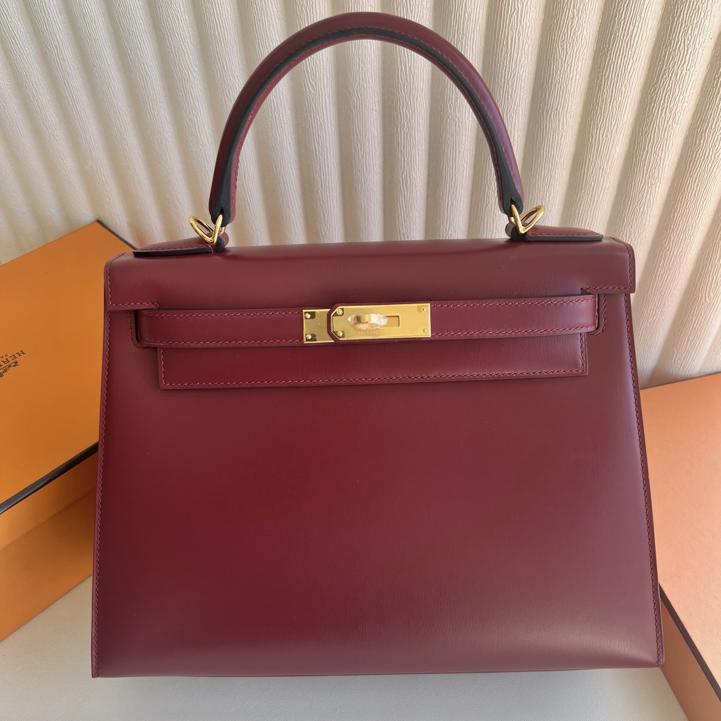 Kelly 28cm Box Leather Color: Ck55 Hermès Red Rouge H Ghw Original hardware, hand-engraved, fully hand-waxed stitching Gold buckle customized✈️