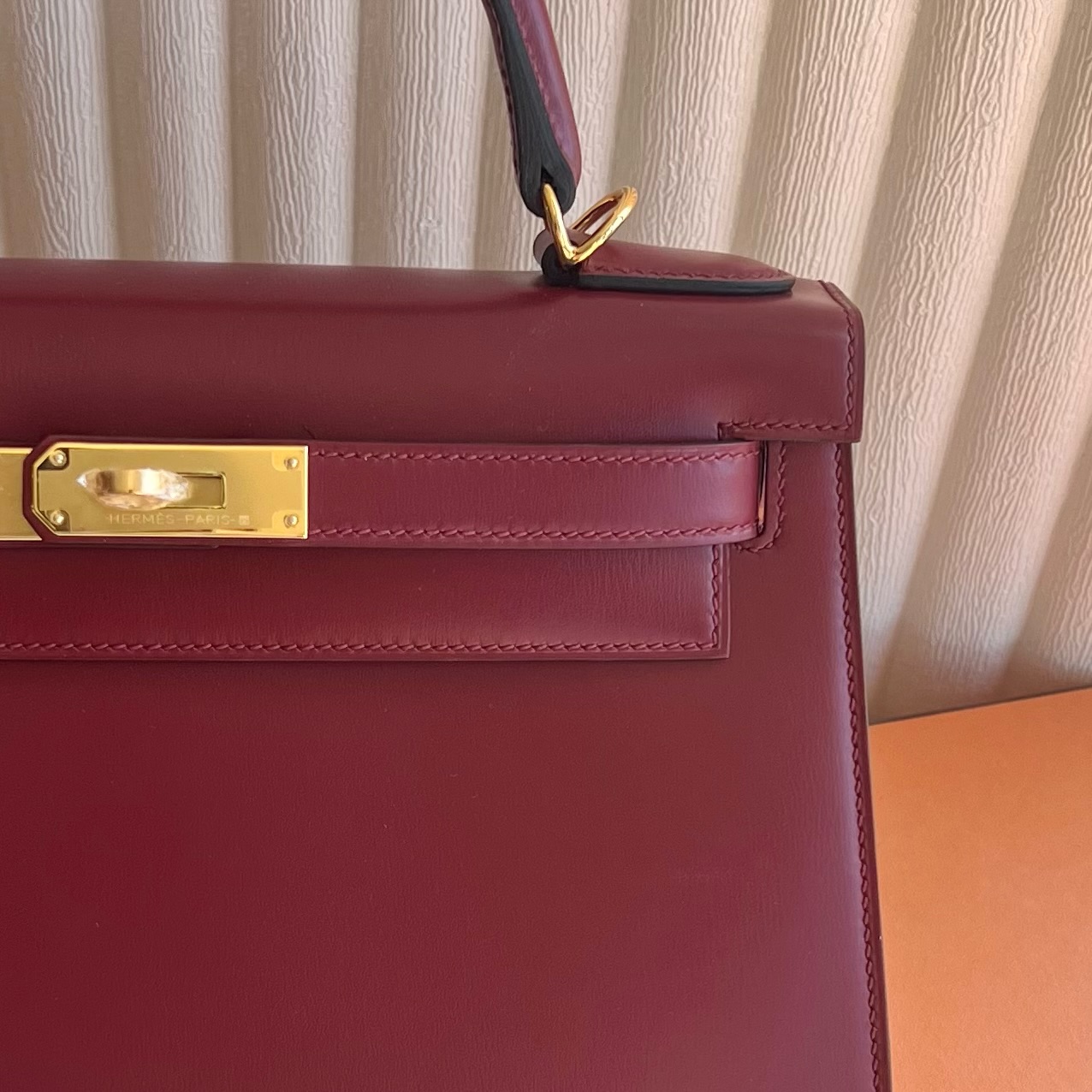 Kelly 28cm Box Leather Color: Ck55 Hermès Red Rouge H Ghw Original hardware, hand-engraved, fully hand-waxed stitching Gold buckle customized✈️ - Image 2