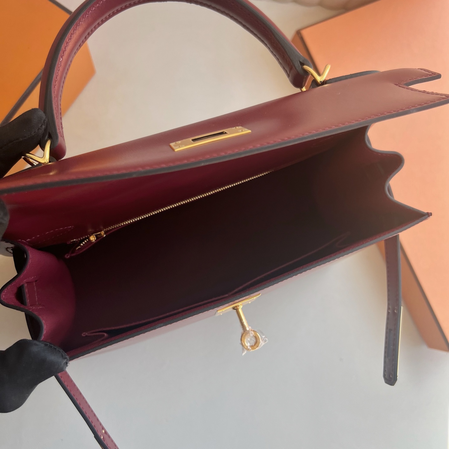 Kelly 28cm Box Leather Color: Ck55 Hermès Red Rouge H Ghw Original hardware, hand-engraved, fully hand-waxed stitching Gold buckle customized✈️ - Image 6