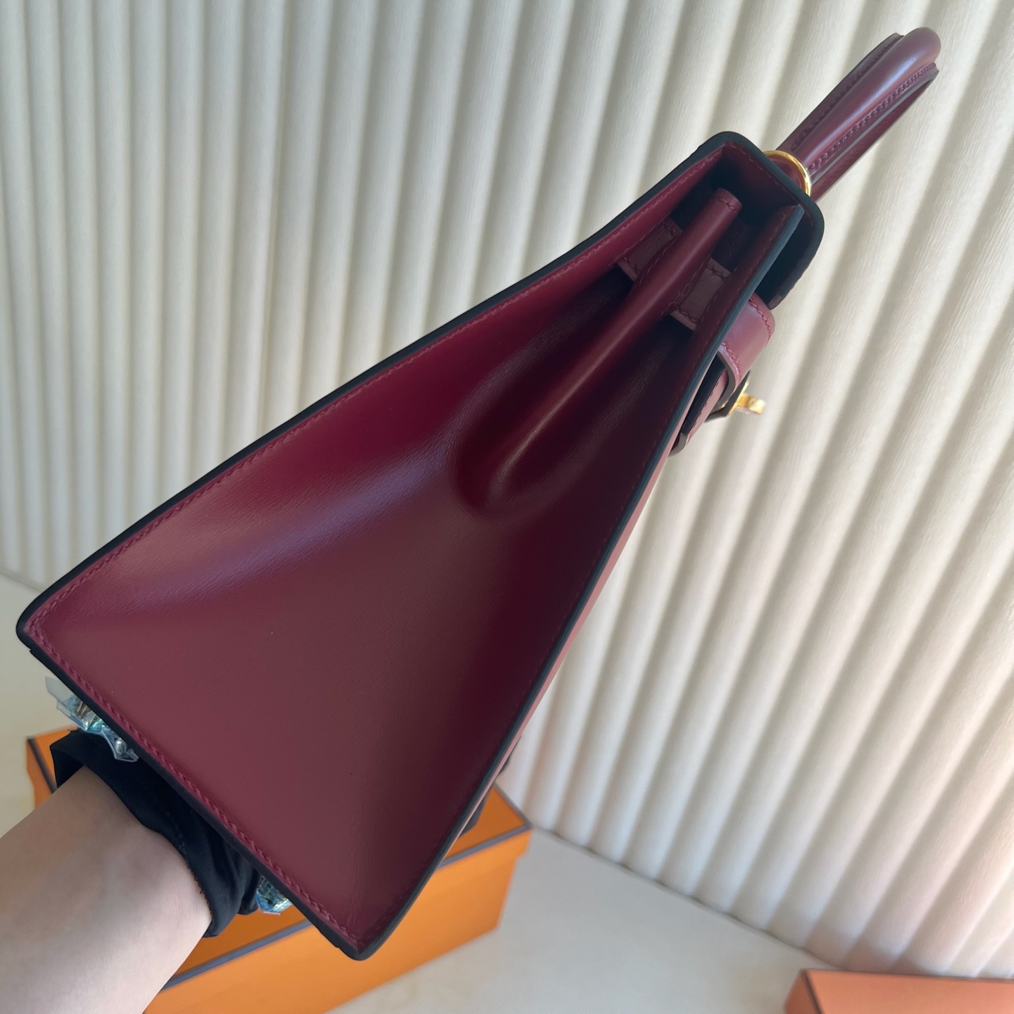 Kelly 28cm Box Leather Color: Ck55 Hermès Red Rouge H Ghw Original hardware, hand-engraved, fully hand-waxed stitching Gold buckle customized✈️ - Image 9