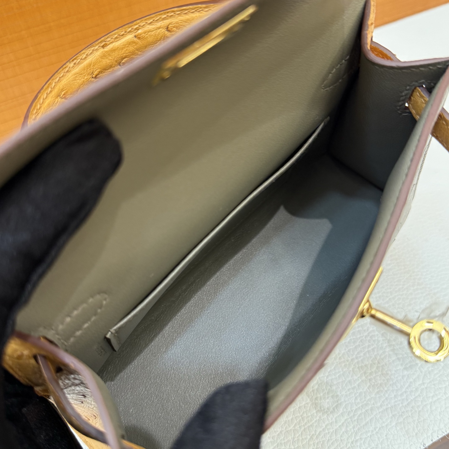 Kelly Mini 19cm Ostrich original imported kk ostrich Color: CC81 Turtle Dove Gray/Safran Yellow Gold Buckle Fully Handmade Wax Thread Sewing Ghw - Image 8