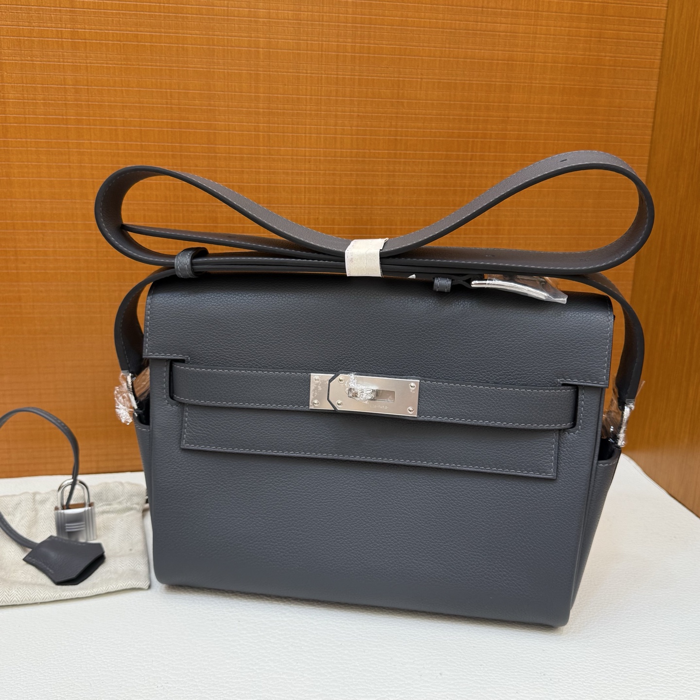 KellyMessenger Messenger Bag Evercolor Color: H0 haze gray, all hand-waxed seams Silver buckle customized✈️ - Image 2