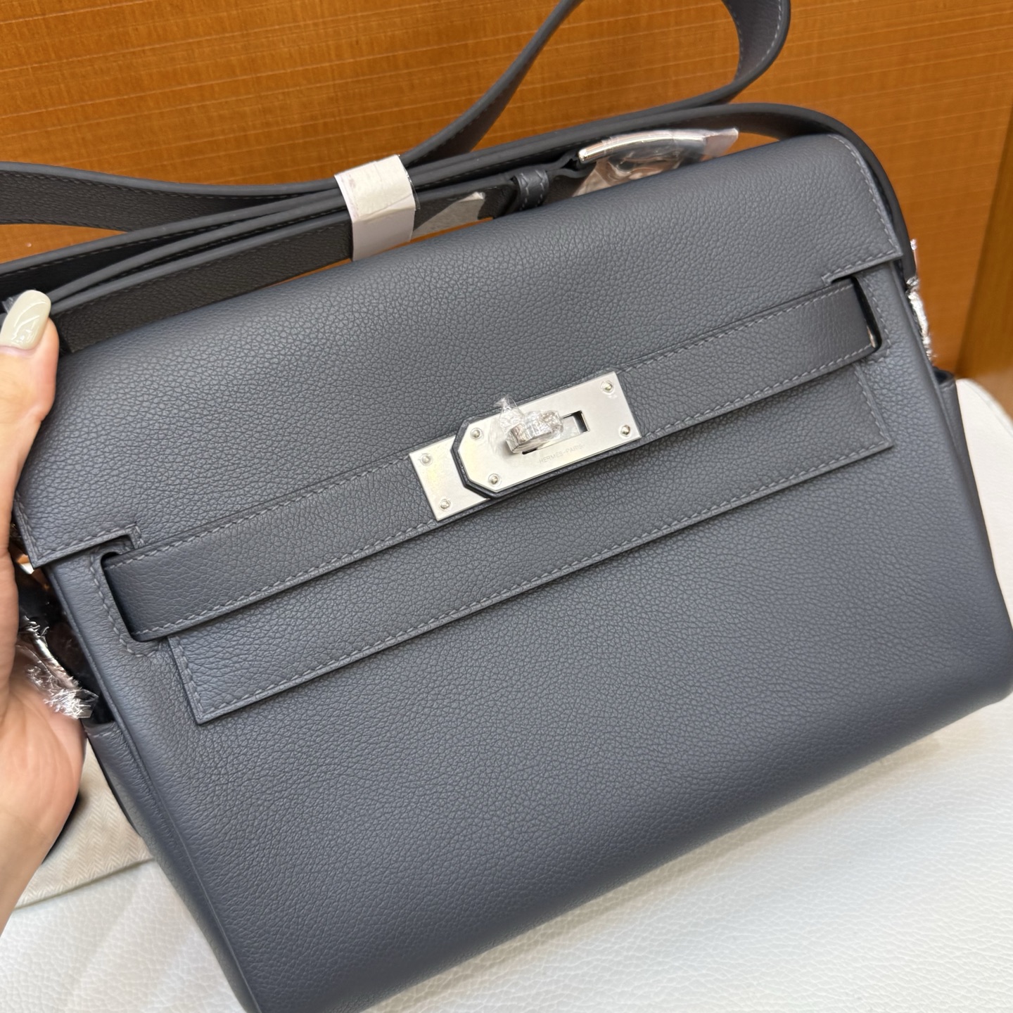 KellyMessenger Messenger Bag Evercolor Color: H0 haze gray, all hand-waxed seams Silver buckle customized✈️ - Image 4