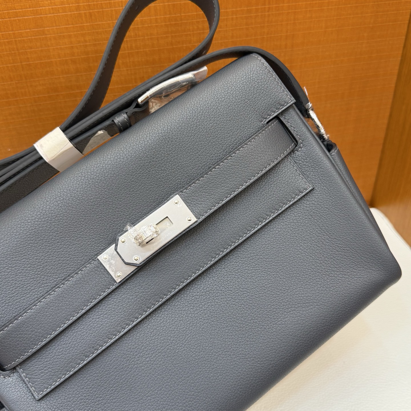 KellyMessenger Messenger Bag Evercolor Color: H0 haze gray, all hand-waxed seams Silver buckle customized✈️ - Image 5
