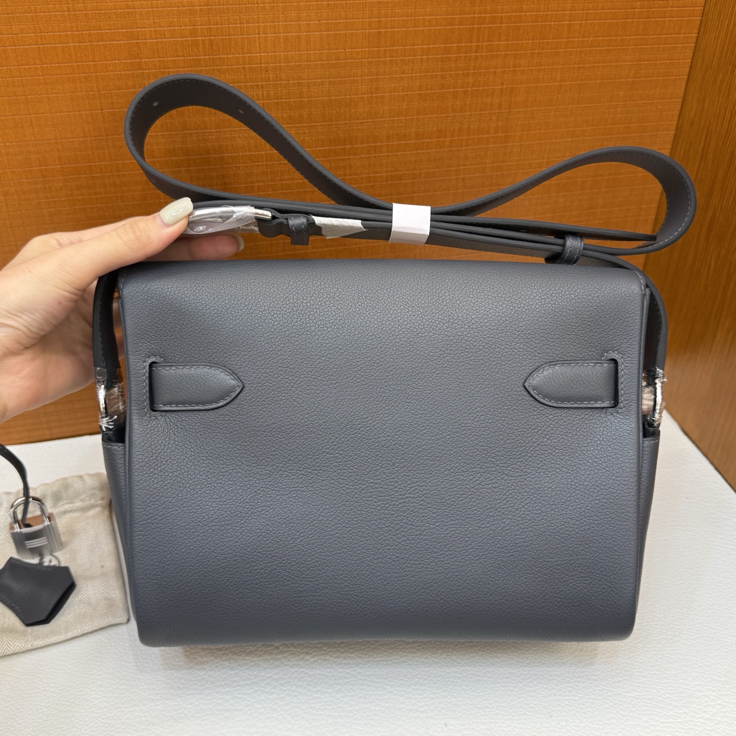 KellyMessenger Messenger Bag Evercolor Color: H0 haze gray, all hand-waxed seams Silver buckle customized✈️ - Image 7