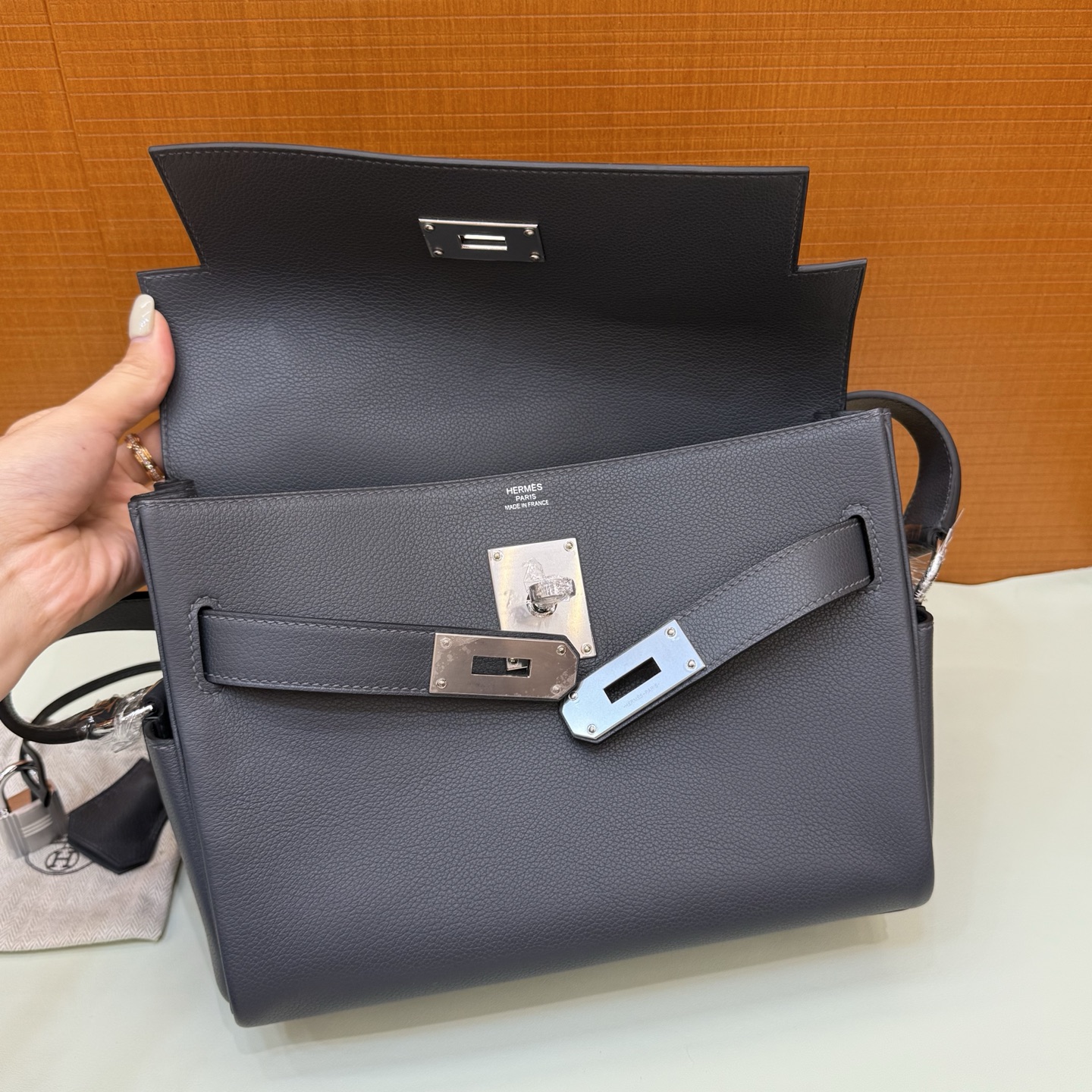 KellyMessenger Messenger Bag Evercolor Color: H0 haze gray, all hand-waxed seams Silver buckle customized✈️ - Image 9