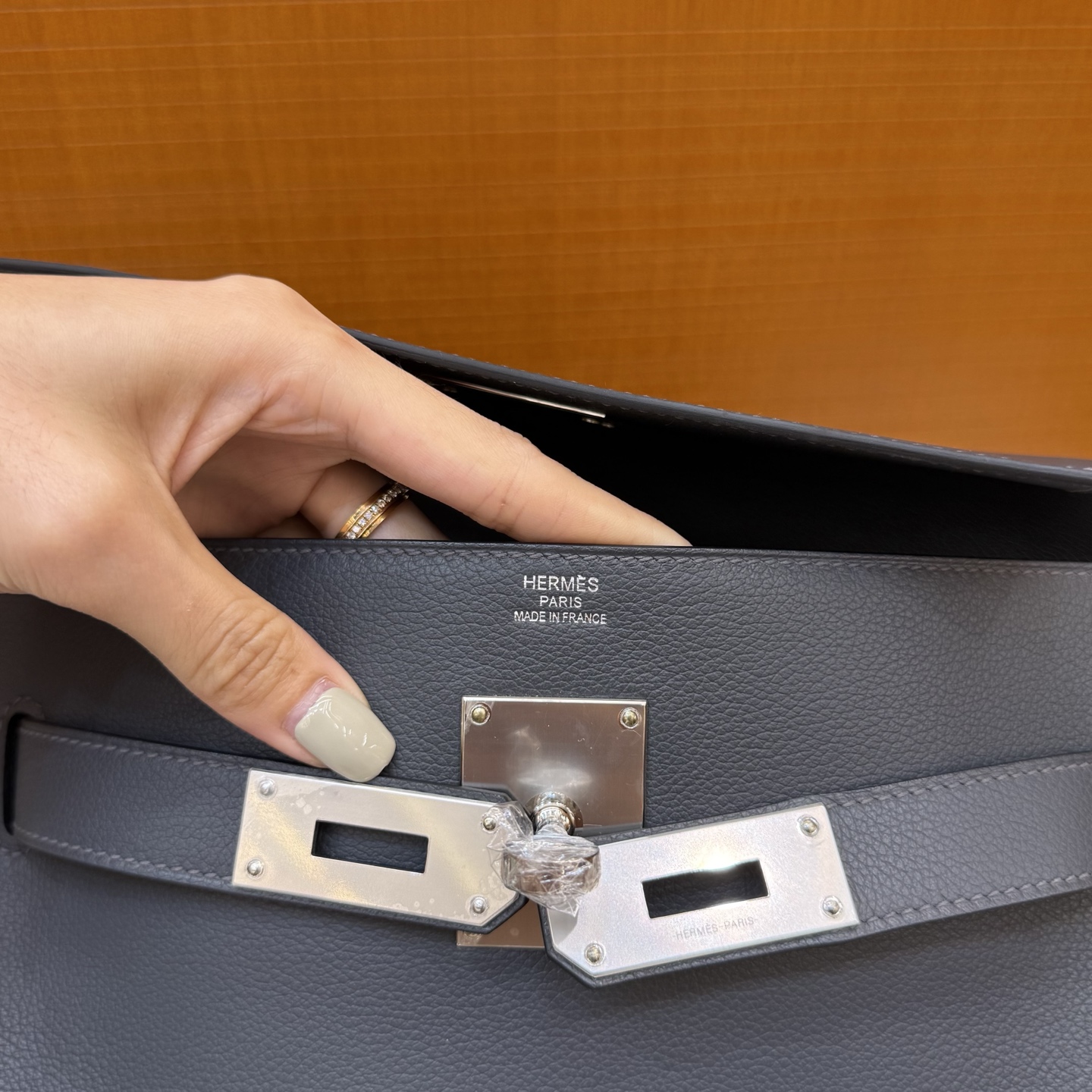 KellyMessenger Messenger Bag Evercolor Color: H0 haze gray, all hand-waxed seams Silver buckle customized✈️ - Image 10