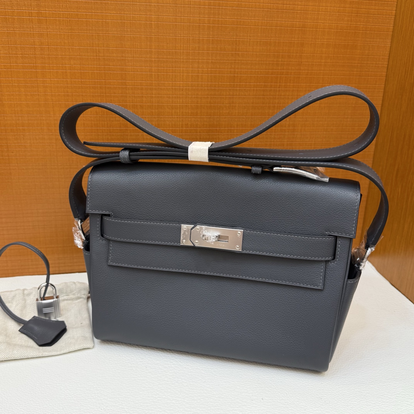 KellyMessenger Messenger Bag Evercolor Color: H0 haze gray, all hand-waxed seams Silver buckle customized✈️ - Image 12