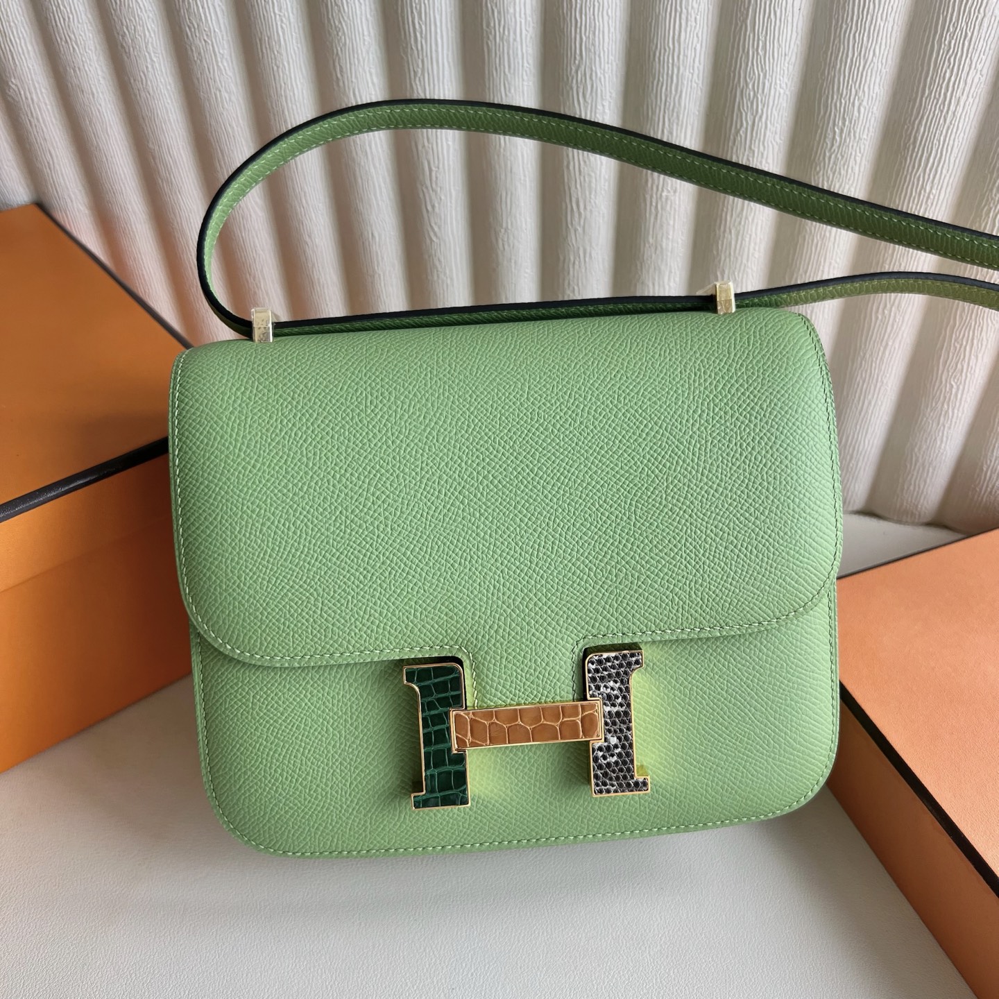 Constance 18cm Epsom Color: 3i avocado green with lizard + crocodile buckle, fully handmade wax stitching Customized✈️