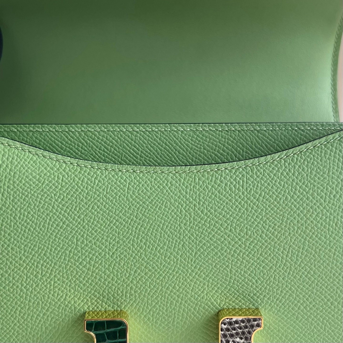 Constance 18cm Epsom Color: 3i avocado green with lizard + crocodile buckle, fully handmade wax stitching Customized✈️ - Image 8