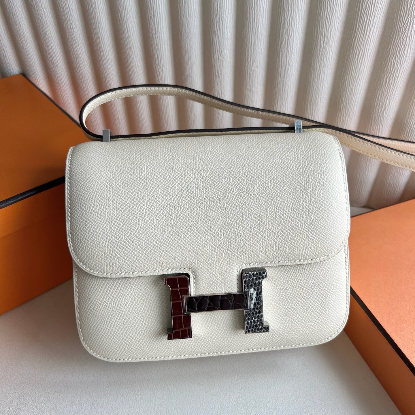 Constance 18cm Epsom Color: I2 cream white with lizard + crocodile buckle, fully handmade wax stitching Customized✈️