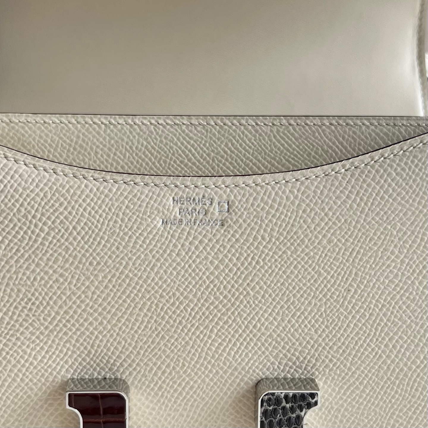 Constance 18cm Epsom Color: I2 cream white with lizard + crocodile buckle, fully handmade wax stitching Customized✈️ - Image 8
