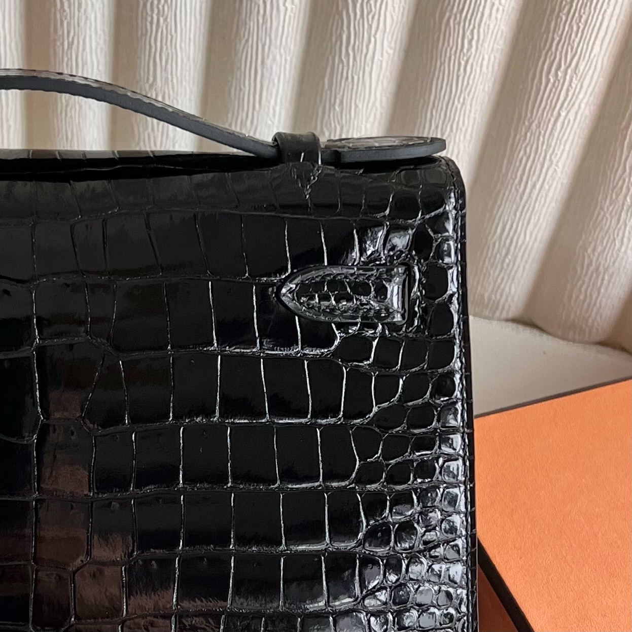 MiniKelly Pochette 22cm glossy inverted V Australian crocodile Shiny Porosus Crocodile Color: CC89 black Noir fully handmade wax thread sewing Gold buckle customized✈️ - Image 5