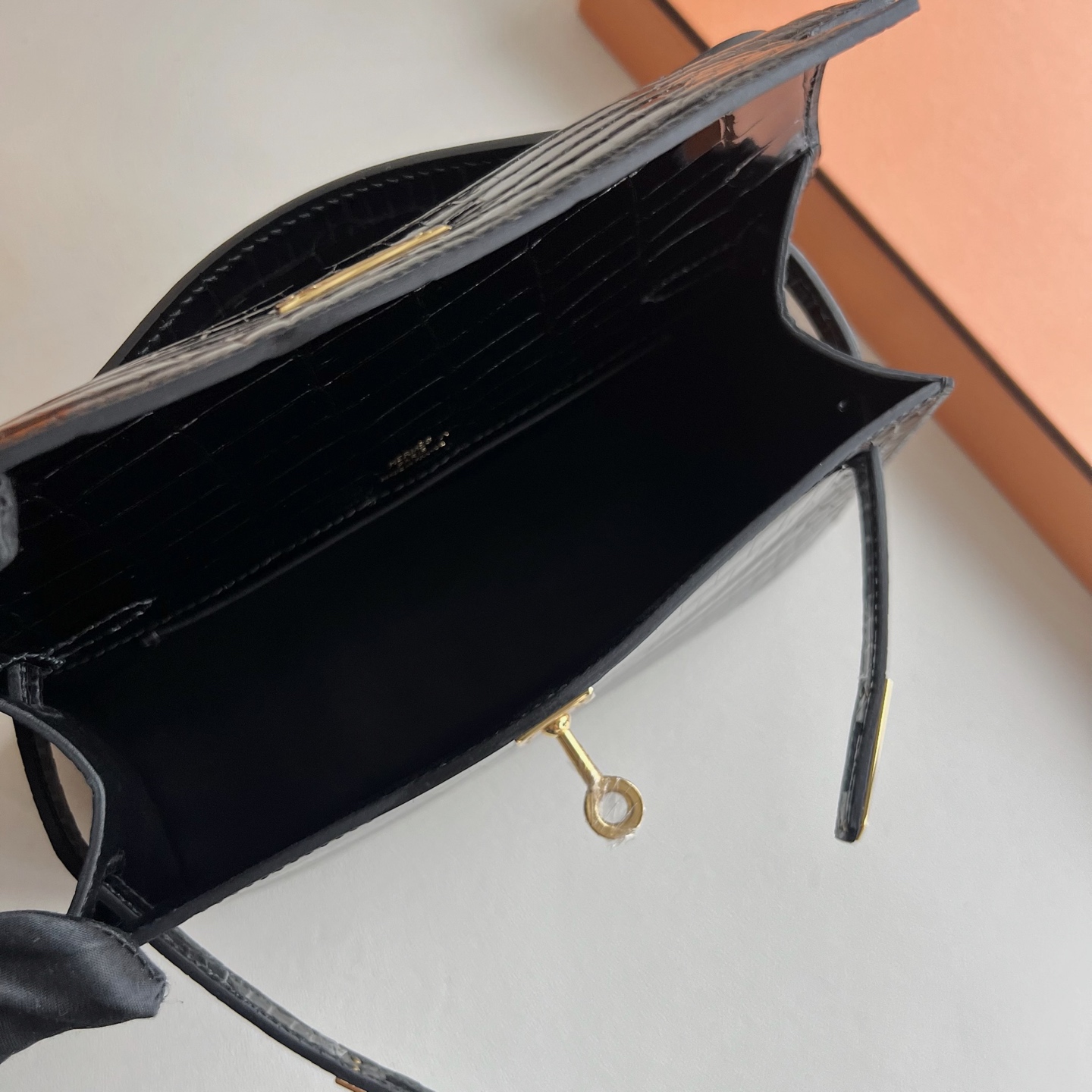 MiniKelly Pochette 22cm glossy inverted V Australian crocodile Shiny Porosus Crocodile Color: CC89 black Noir fully handmade wax thread sewing Gold buckle customized✈️ - Image 6