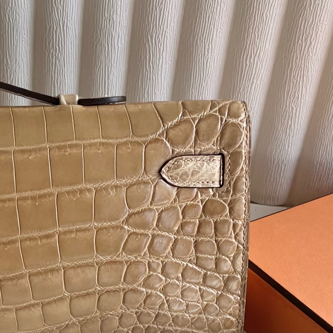 Kelly cut 31cm glossy Nile crocodile Color: Ck19 Apricot Ghw shiny nilo crocodile handmade wax seams Gold buckle customized✈️ - Image 5