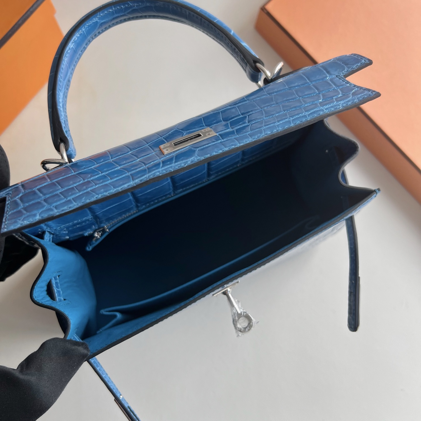 Kelly 25cm shiny nilo crocodile Color: 7Q Greek blue, silver buckle, fully handmade wax stitching phw customization✈️ - Image 4
