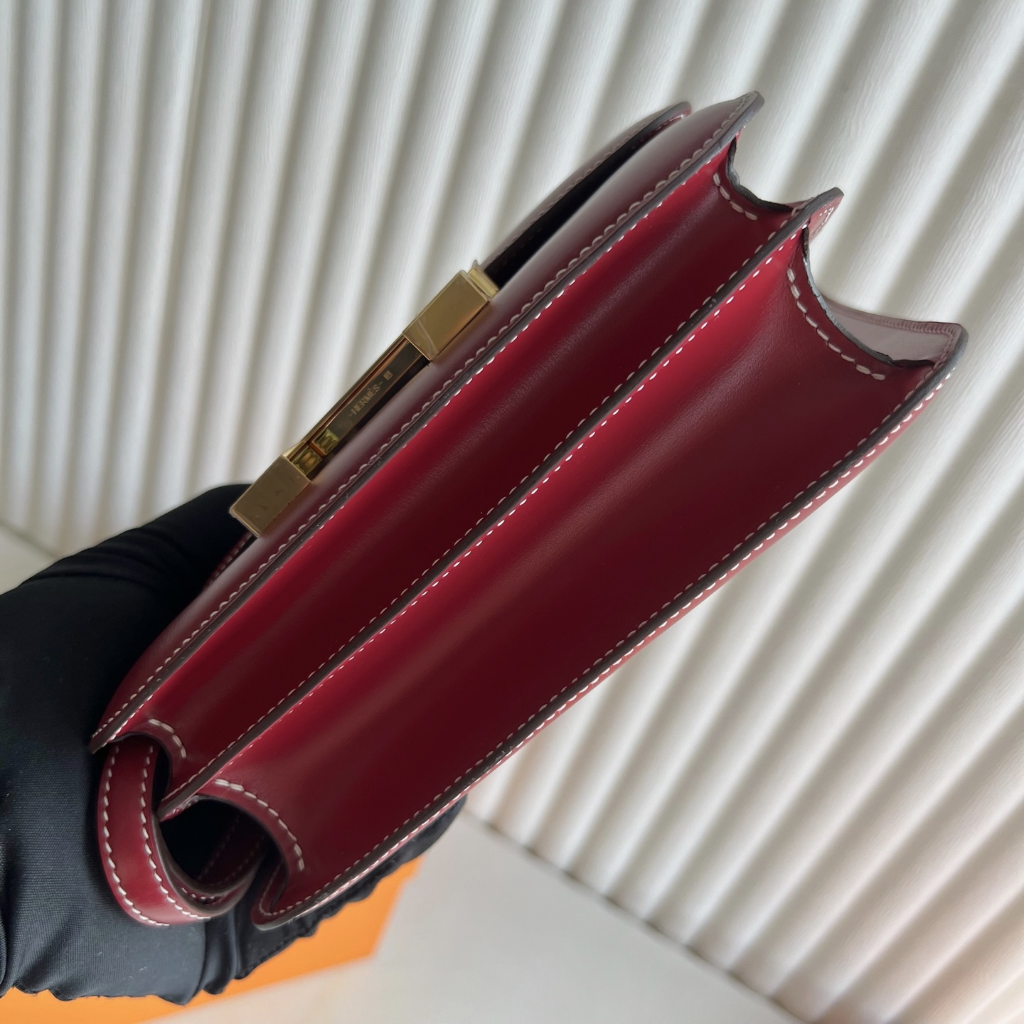 Constance 18cm Box Color: 5X Chili Red Rouge Piment Fully handmade wax stitching Gold buckle Stock - Image 9
