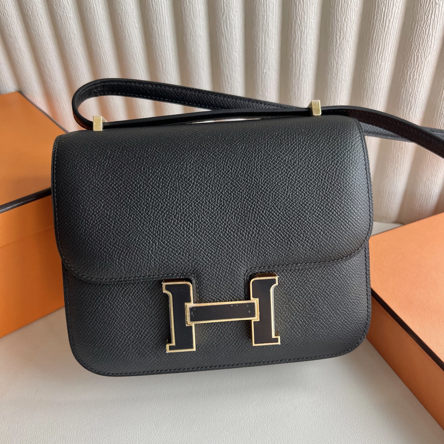 Constance 18cm Epsom Color: 89 black with black enamel buckle, fully handmade wax stitching Gold buckle customized✈️