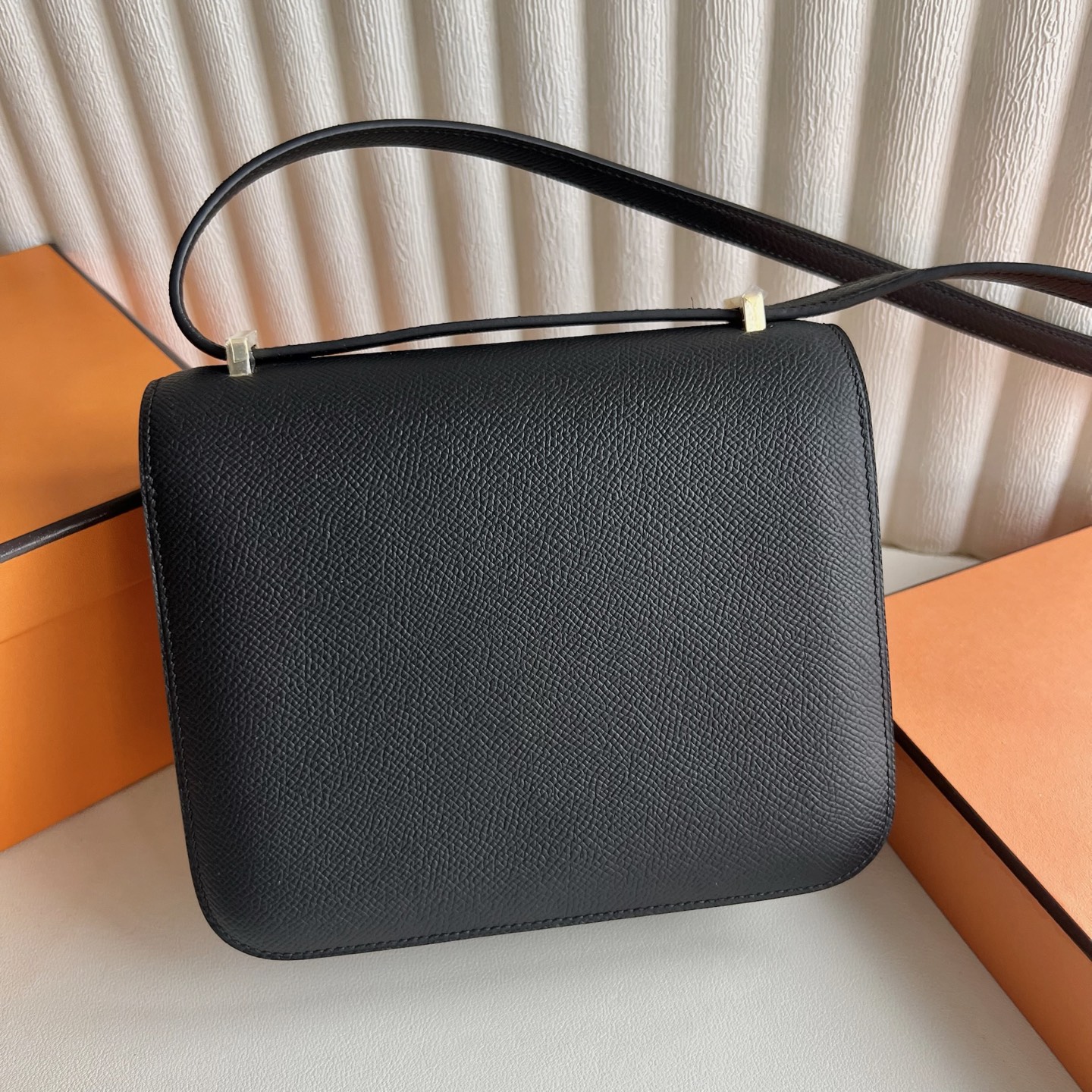 Constance 18cm Epsom Color: 89 black with black enamel buckle, fully handmade wax stitching Gold buckle customized✈️ - Image 4