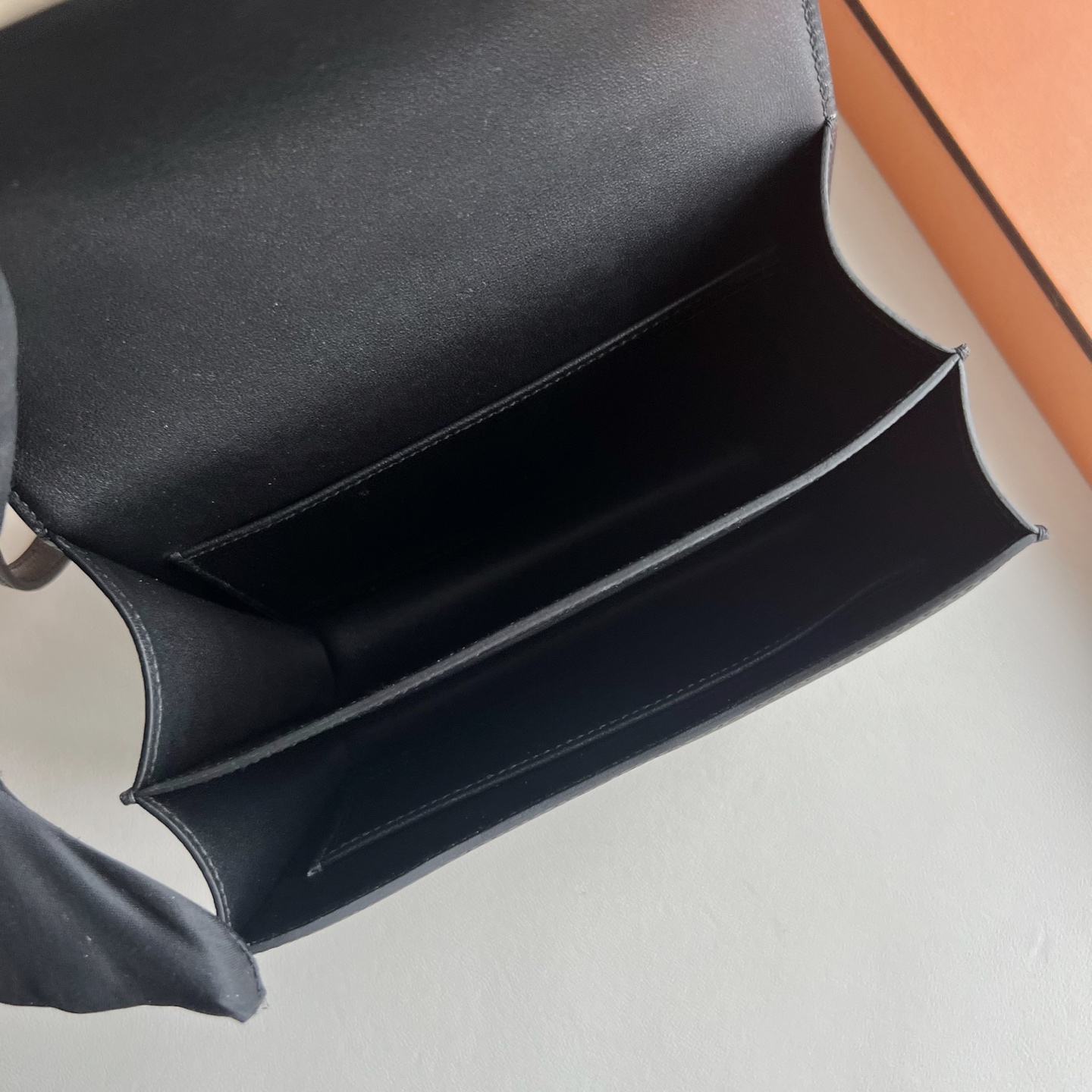 Constance 18cm Epsom Color: 89 black with black enamel buckle, fully handmade wax stitching Gold buckle customized✈️ - Image 6