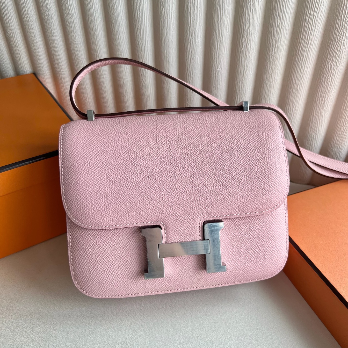 Constance 18cm Epsom Color: 3Q new pink Rose Sakura, fully handmade wax thread sewing Silver buckle customized✈️