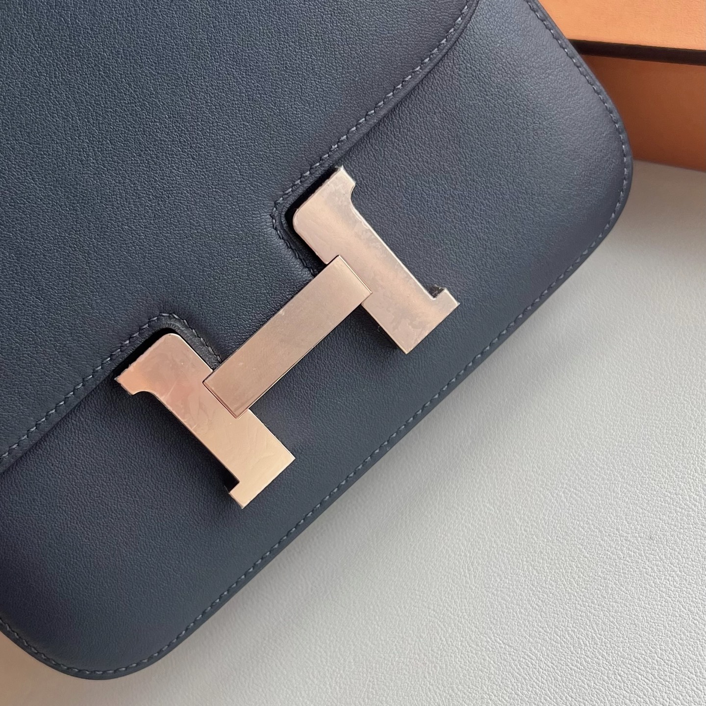 Constance 18cm mirror style🪞 Swift Color: Ck76 deep sea blue, rose gold buckle, fully handmade wax stitching Rose gold hardware customized✈️ - Image 2